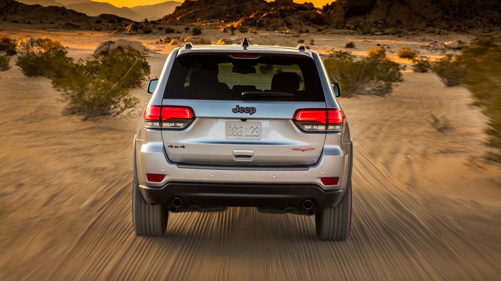 Η έκδοση Trailhawk, θα γίνεται αντιλληπτή από την αυξημένη απόσταση από το έδαφος, ζάντες αλουμινίου με σκούρο φόντο, χωμάτινα ελαστικά και άλλες αισθ