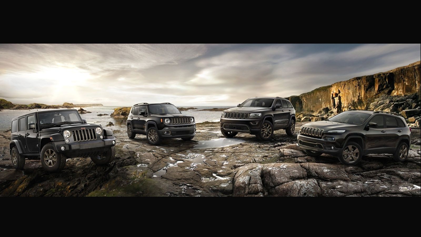 Η έκδοση Jeep 75th Anniversary θα προσφέρεται σε όλα τα μοντέλα της εταιρείας, όπως το Jeep Cherokee και Jeep Grand Cherokee σε μαύρη γυαλιστερή βαφή 