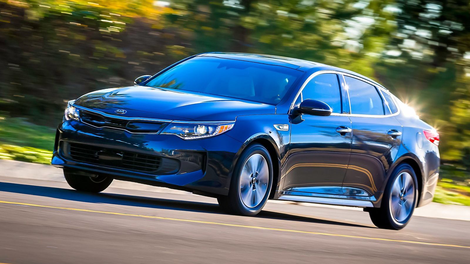 Το Optima Hybrid διαθέτει ενεργή γρίλια, η οποία κλείνει αυτόματα κατά την οδήγηση σε υψηλότερες ταχύτητες προκειμένου να βελτιωθεί η αεροδυναμική και