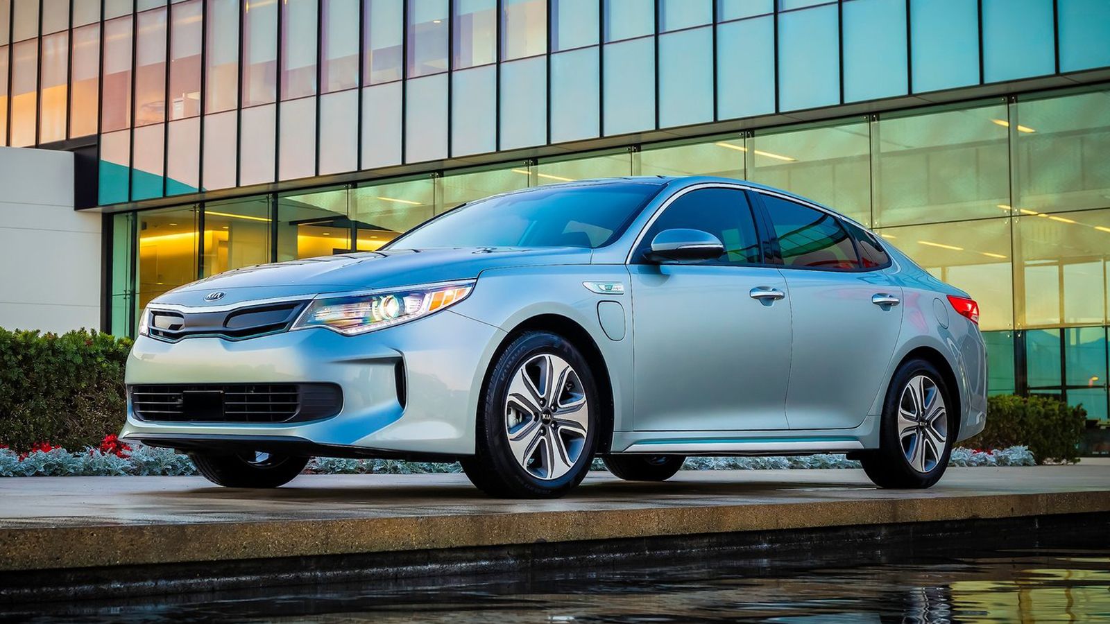 Το Optima Plug-in Hybrid διαθέτει συνδυαστική ισχύ 205 ίππων και προσφέρει έως και 44 χλμ. ηλεκτρικής αυτονομίας, με τη συνολική να αγγίζει τα 965 χλμ
