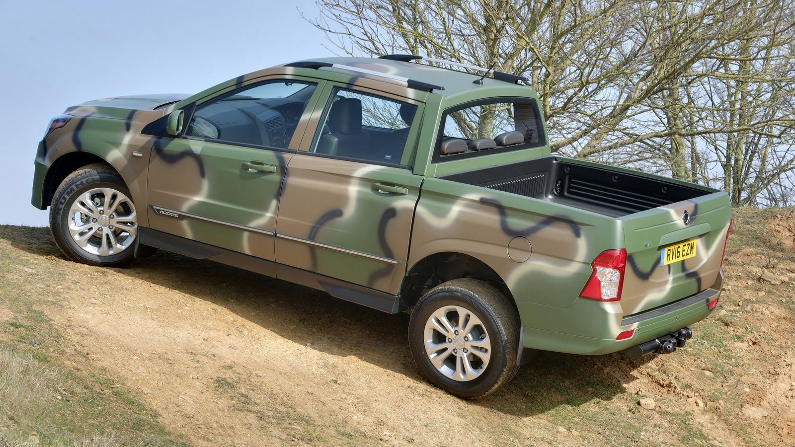Το Korando Sports DMZ διαθέτει ράγες οροφής και τροχούς αλουμινίου 18 ιντσών. Μηχανικές αλλαγές δεν υπάρχουν, οπότε το παρόν δίνει ο 2λιτρος diesel κι