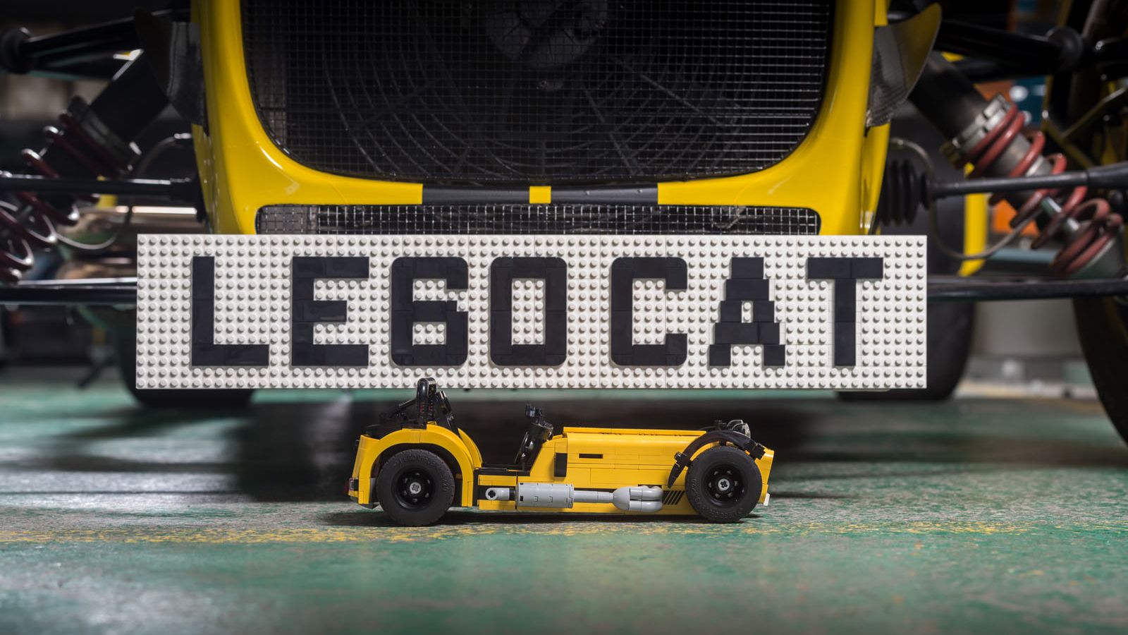 Το «κανονικό» Caterham 620R διαθέτει τον 2.0 Duratec κινητήρα της Ford, που αποδίδει 315 ίππους στις 7.700 σ.α.λ. και 296 Nm ροπής στις 7.350 σ.α.λ, κ