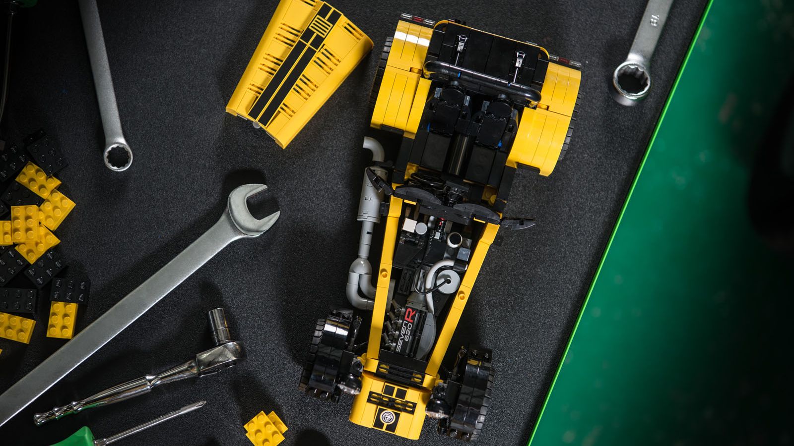 Η ιδέα για το Caterham 620R κατατέθηκε μέσω της πλατφόρμας Lego Ideas από τον Carl Greatrix. Συγκέντρωσε τις 10.000 ψήφους που είναι απαραίτητες για ν