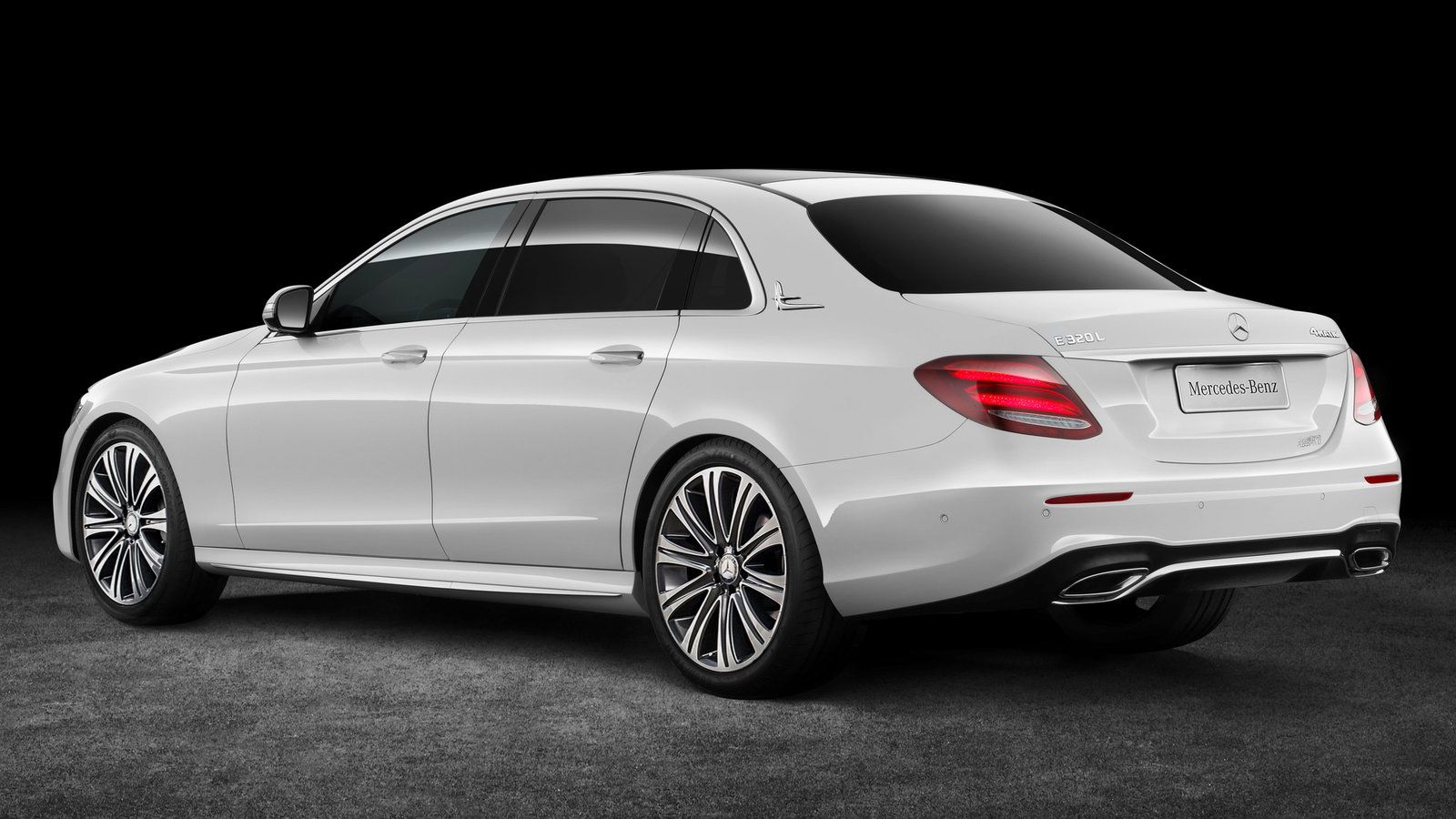 Μόνο μην περιμένετε να δείτε την Mercedes E-Class L, καθώς η εταιρεία τονίζει χαρακτηριστικά πως το αυτοκίνητο «φτιάχνεται στην Κίνα για την Κίνα».