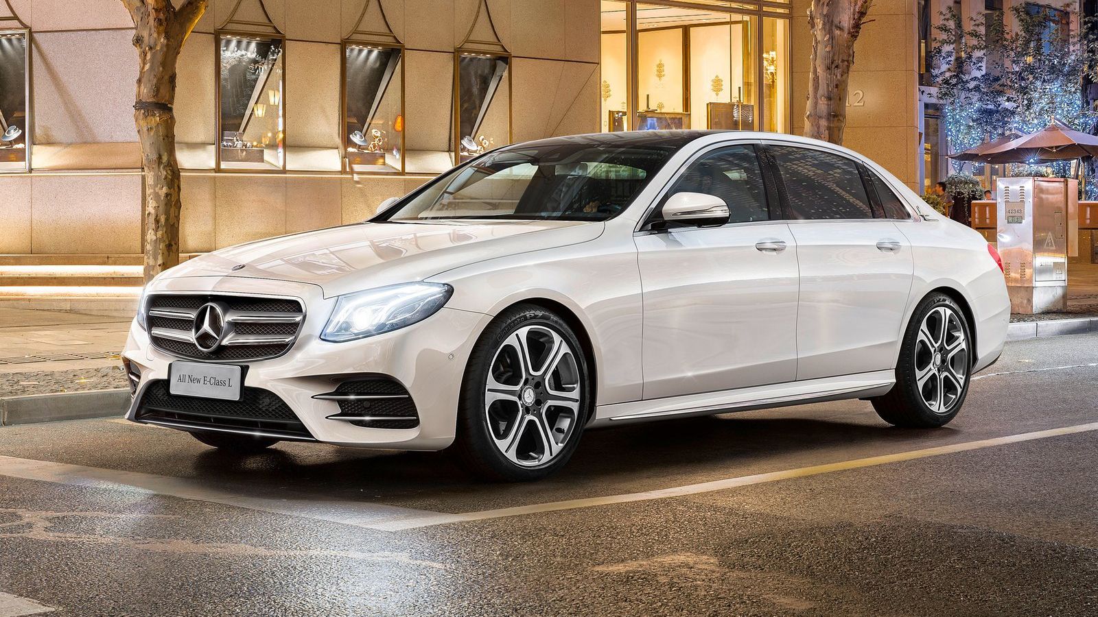 H κινέζικη εκδοχή της νέας μακριάς Mercedes-Benz E-Class έχει διευρυμένο μεταξόνιο κατά 14 εκ., με τα 13,5 εκ. από αυτά, να είναι διαθέσιμα για τα γόν