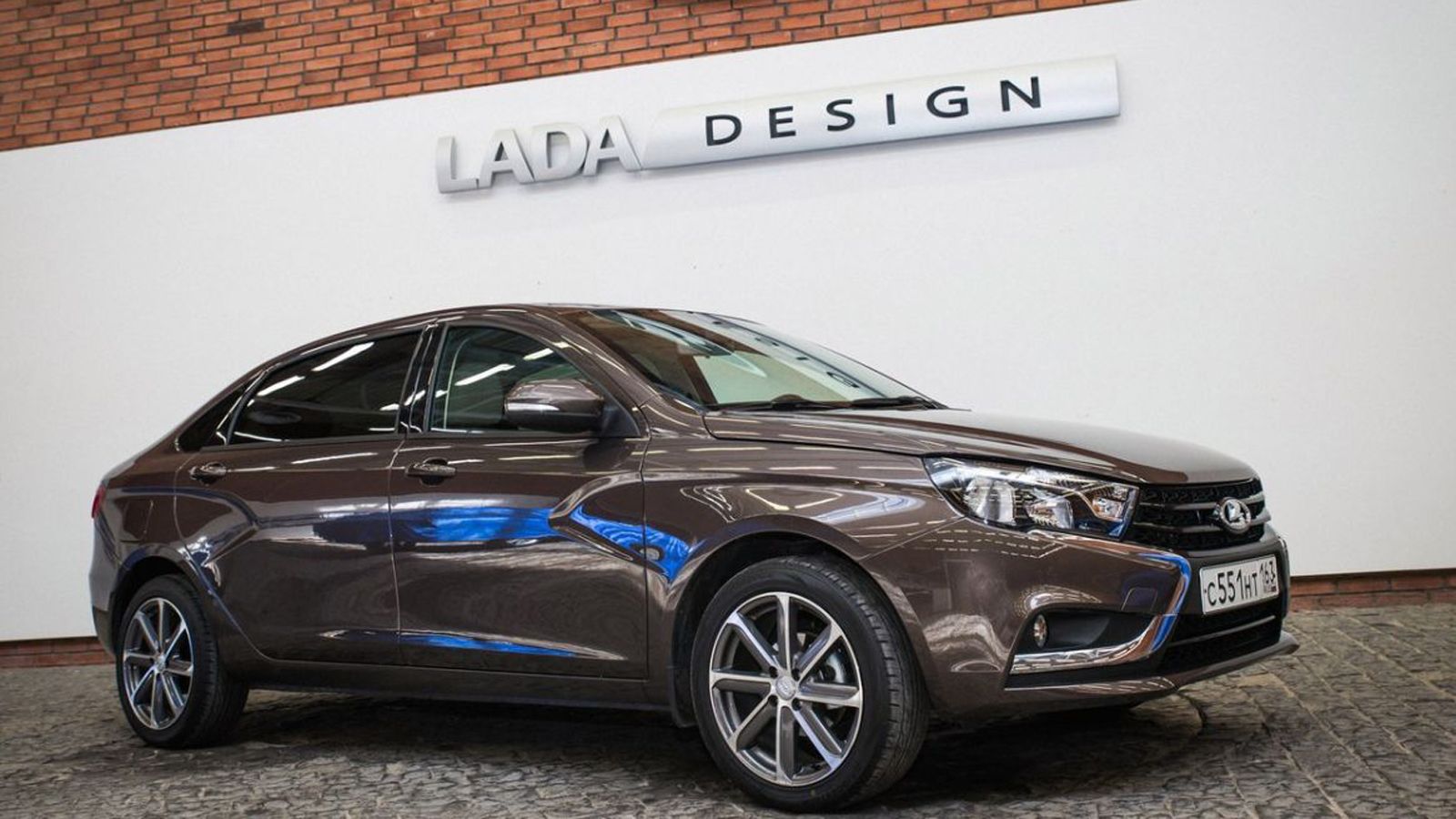 Η Lada προσπαθεί με το πειραματικό Vesta Signature, να προσφέρει λίγη χλιδή στις μάζες. Κάτι σαν τη λιμουζίνα των φτωχών, δηλαδή…