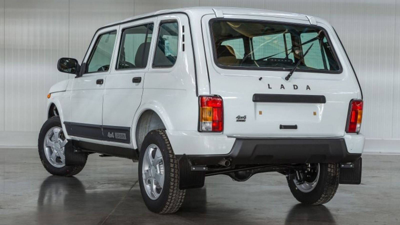 Στην βασική έκδοση υπάρχουν πλέον κλιματισμός, ηλεκτρικά παράθυρα, ηλεκτρικοί καθρέπτες, καλύτερο σύστημα ηχομόνωσης και ζάντες αλουμινίου 16 ιντσών.