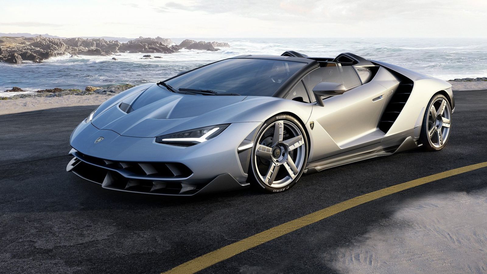 Η Lamborghini Centenario Roadster συνεχίζει να είναι γεμάτη γωνίες, ενώ διαθέτει τεράστια μέρη από ανθρακονήματα, όπως οι πλευρικές ποδιές, τα σπλίτερ