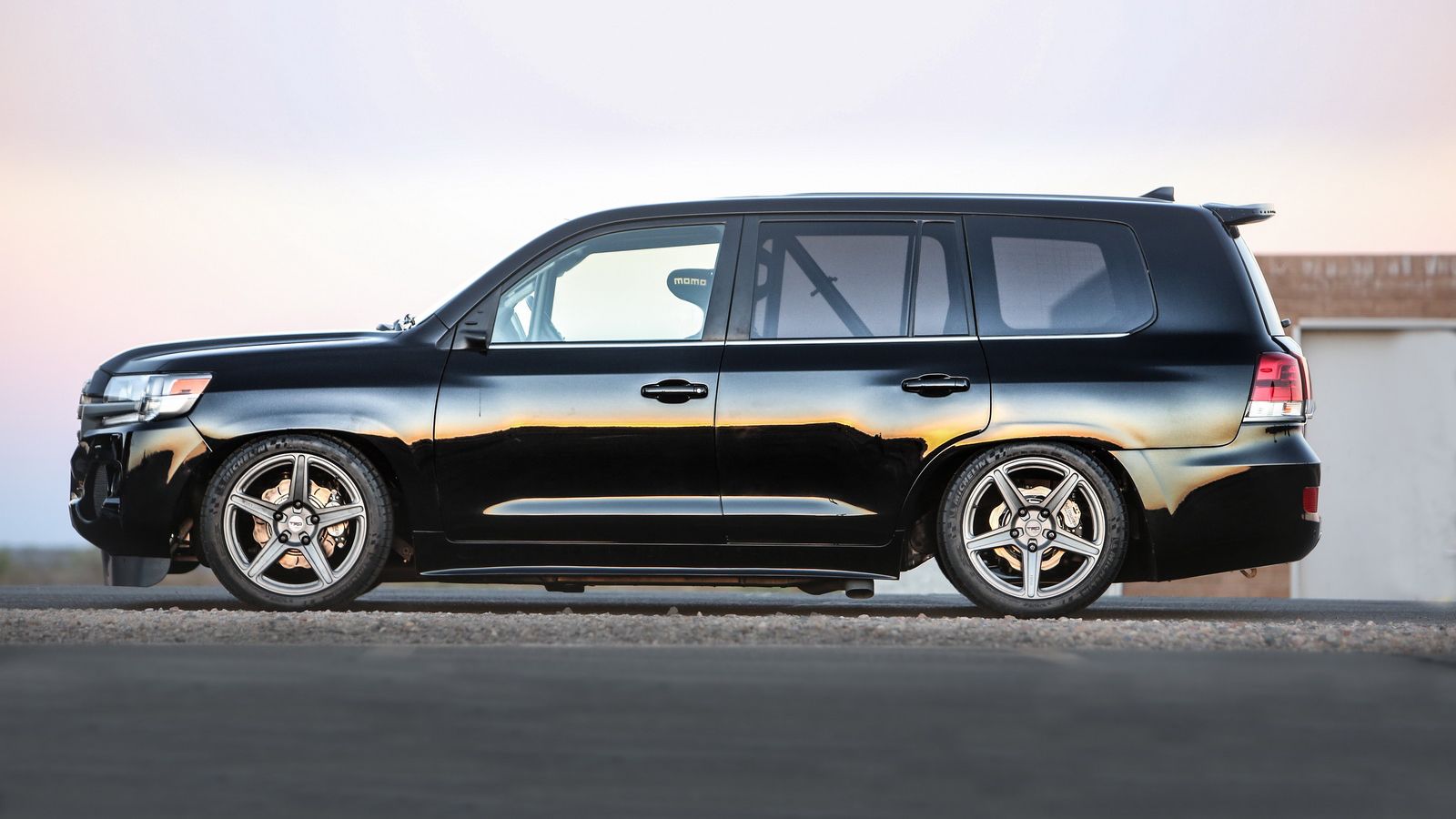 Το Land Speed Cruiser μπορεί να μοιάζει με ένα σούπερ χαμηλωμένο Land Cruiser, αλλά είναι πολλά περισσότερα, καθώς ουσιαστικά ακυρώνει τον σκληροτράχη
