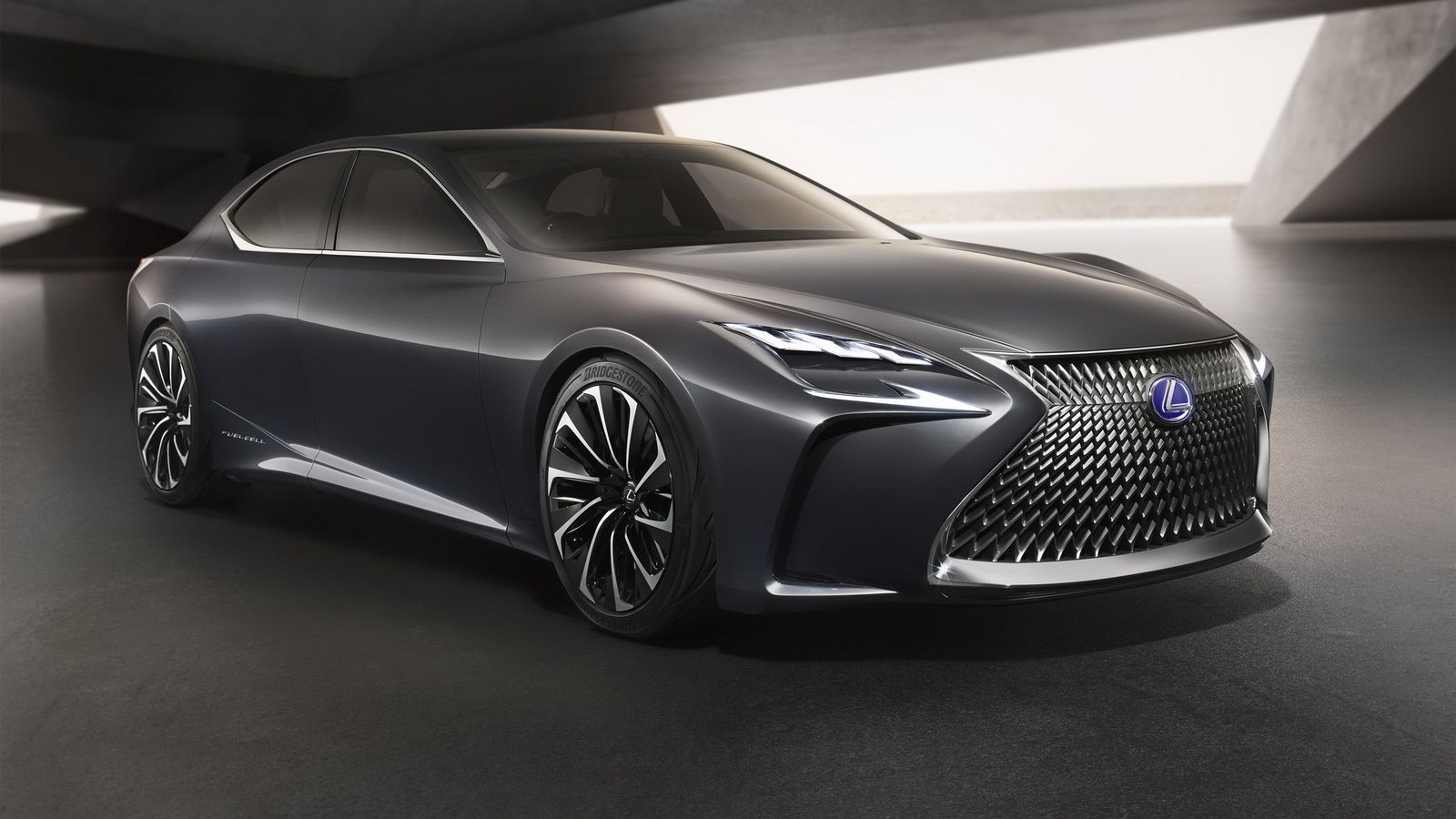 Η Lexus μας γνωστοποίησε τις προθέσεις της περί υδρογόνου πέρσι, όταν παρουσίασε το πρωτότυπο LF-FC, το οποίο διέθετε κυψέλες καυσίμου και δύο ενσωματ