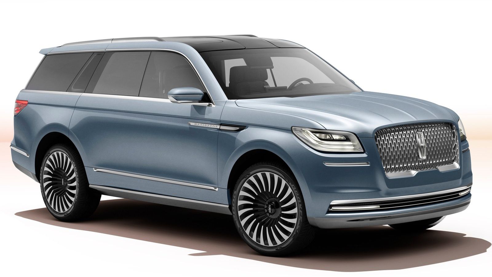 Το Navigator Concept έχει σχεδιαστεί με βάση τη νέα φιλοσοφία της εταιρείας, διαθέτοντας μεγάλη γρίλια, χρωμιομένα διακοσμητικά, LED φώτα ημέρας, λέιζ