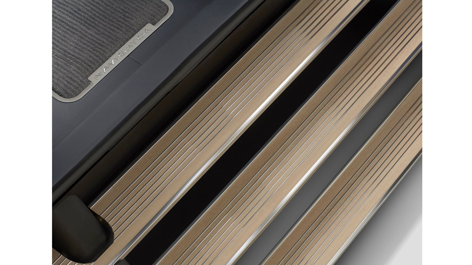 Πλάκα έχει πως η πρόσβαση στην καμπίνα γίνεται μέσω τριών σκαλοπατιών.