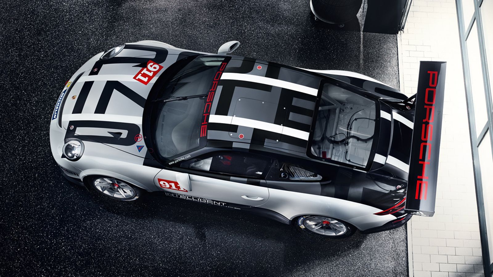 Η αεροδυναμική έχει βελτιωθεί, χάρη στο ανανεωμένο εμπρός και πίσω τμήμα, γεγονός που αυξάνει την κάθετη δύναμη και αναβαθμίζει την πρόσφυση στην πίστ