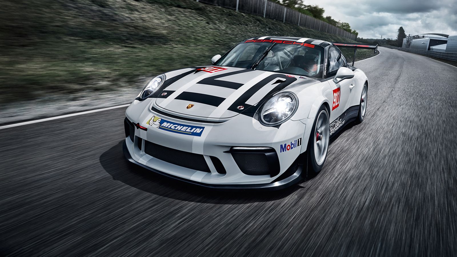 Κινείται από τον ίδιο ατμοσφαιρικό 4λιτρο επίπεδο κινητήρα, που έχει και η GT3 RS. Μόνο που η απόδοσή του -εξαιτίας των περιορισμών των κανονισμών- πέ