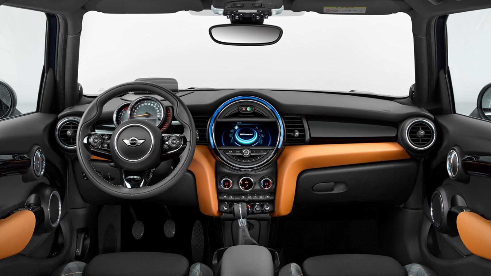 Το cockpit του νέου Mini Seven δεν διαφέρει σε μεγάλο βαθμό, από εκείνο του Mini Cooper που κυκλοφορεί.