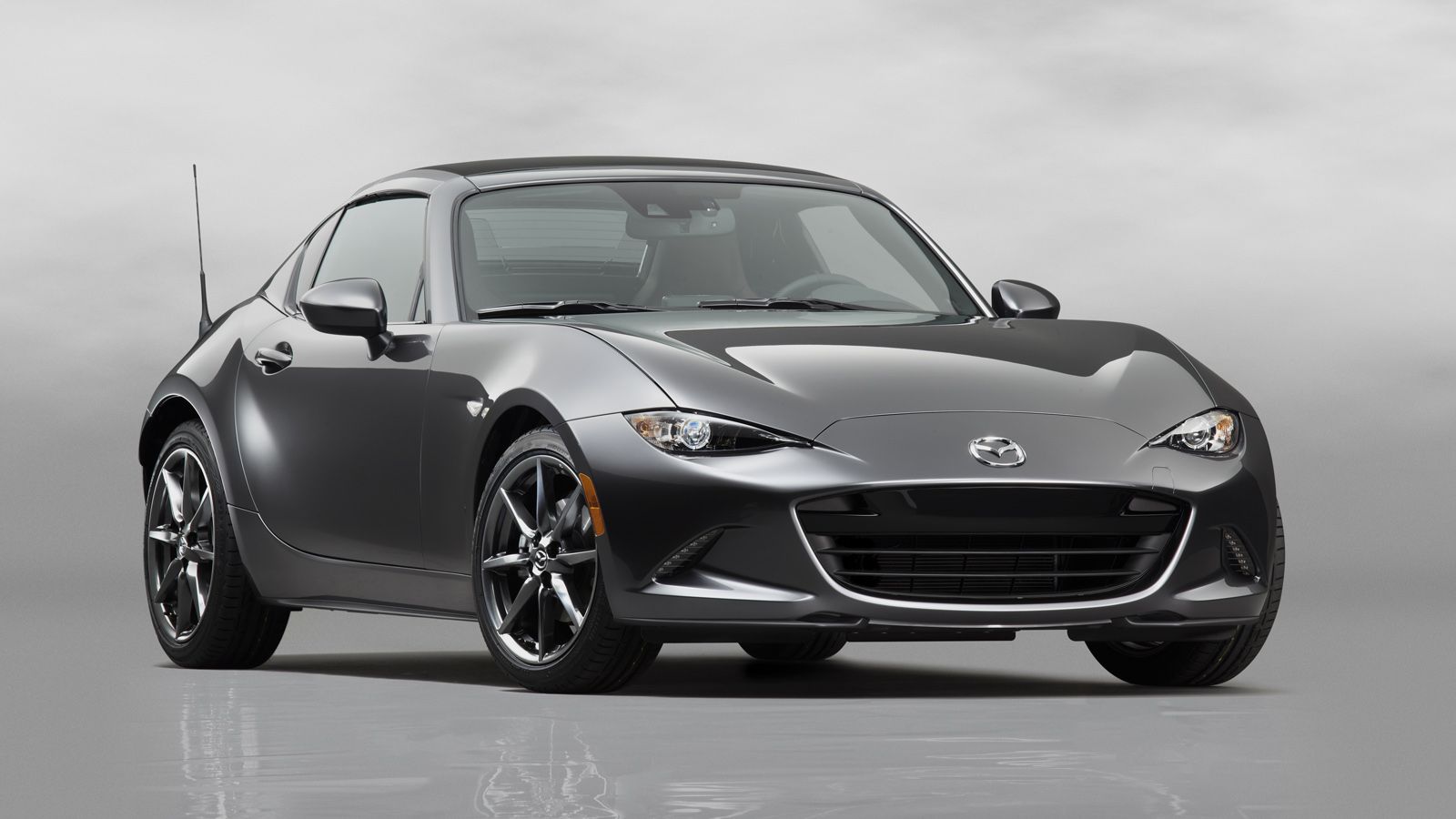 Το βάρος του MX-5 RF είναι αυξημένο κατά 50 κιλά σε σύγκριση με αυτό του απλού MX-5, ενώ είναι και πιο πολυτελές. Τόσο η ανάρτηση όσο και το σύστημα δ