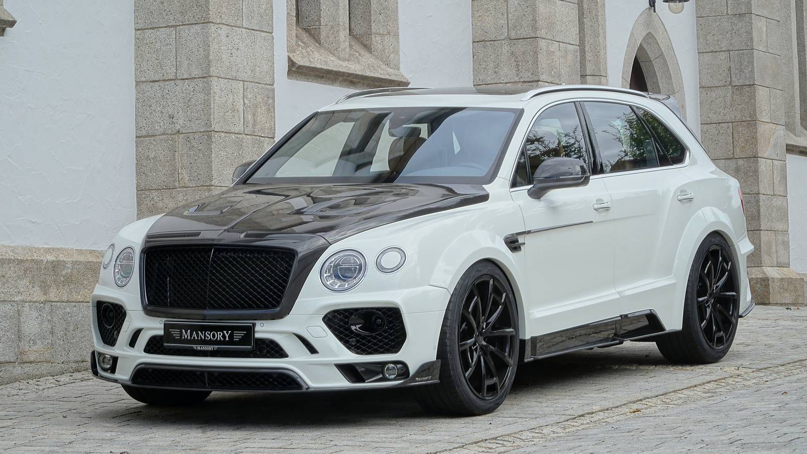 Η Mansory Bentayga έχει ανασχεδιασμένη μούρη με ενσωματωμένα ανθρακονήματα που χωρίζουν το μπροστά μέρος, ενώ έχουν τοποθετηθεί και επιπλέον φώτα ημέρ