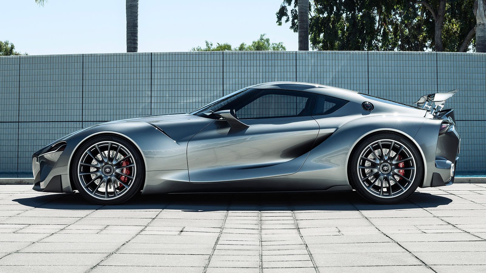 Η Toyota Supra θα αντλήσει κατά τα φαινόμενα στοιχεία από το εντυπωσιακό πρωτότυπο FT-1 του 2014, ενώ θα διαφέρει αισθητικά μέσα – έξω από την «