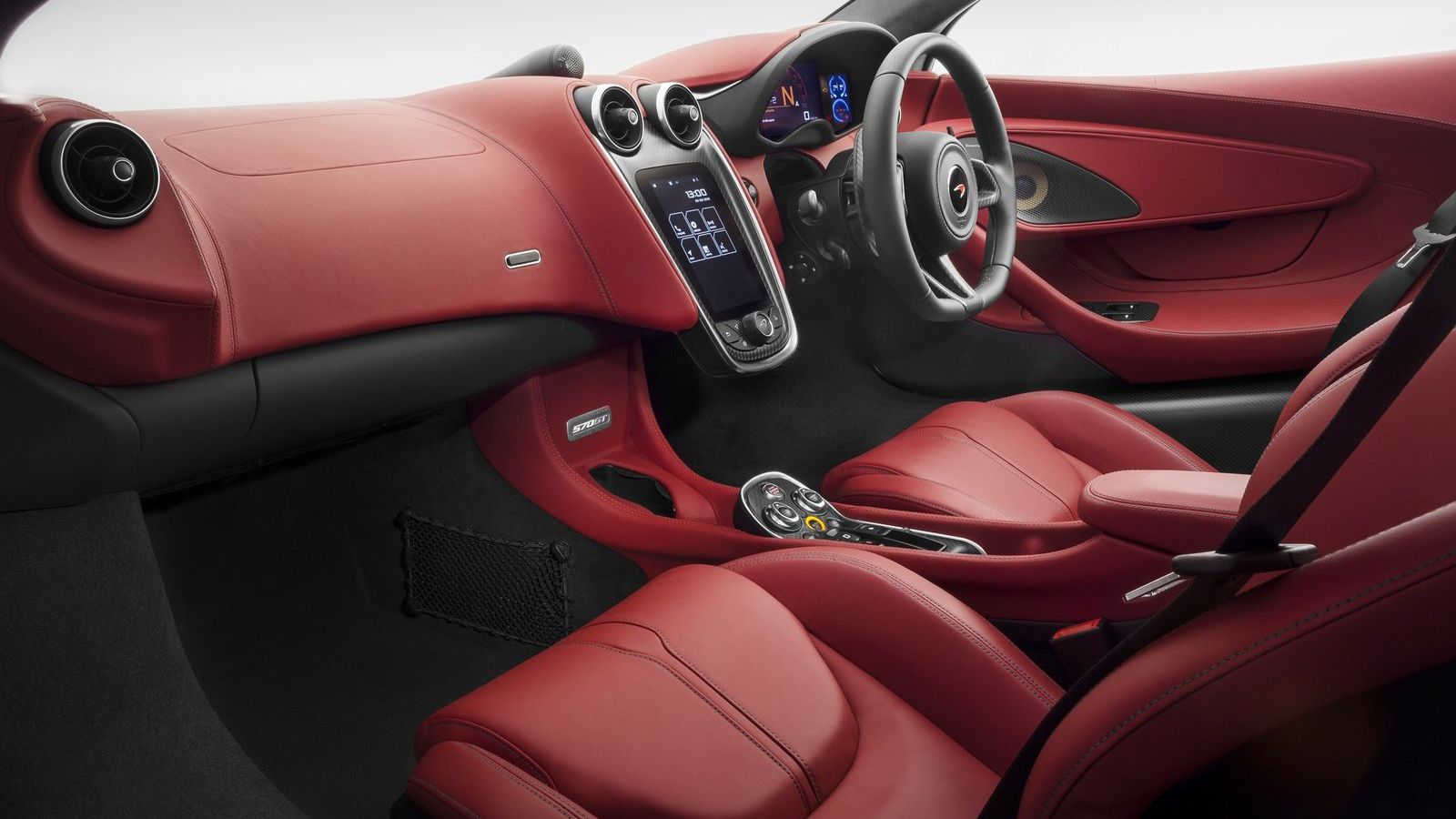 Την άνεση ενισχύουν και οι ευρύτερες δερμάτινες επενδύσεις του σαλονιού, αλλά και «καλούδια» όπως τα ηλεκτρικά ρυθμιζόμενα – θερμαινόμενα καθίσμ