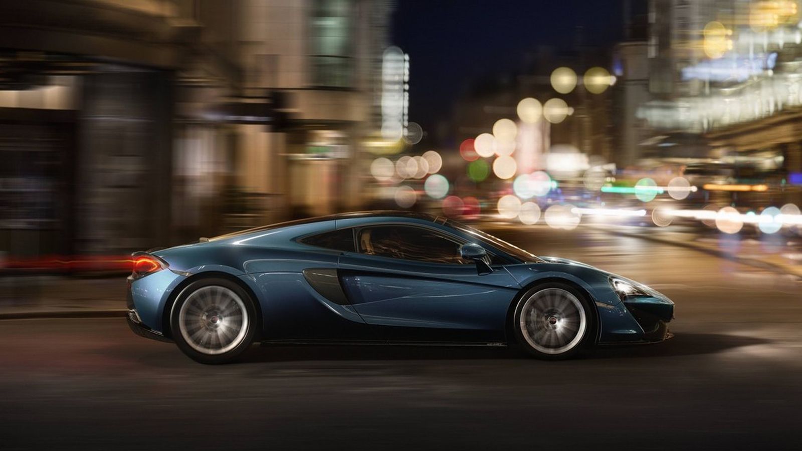 Ο twin-turbo V8 κινητήρας των 3,8 λίτρων αποδίδει 570 ίππους και επιτρέπει στην 570GT να κάνει το 0-100 σε 3,4 δλ. Για το 0-200 απαιτούνται 9,8 δλ., ε