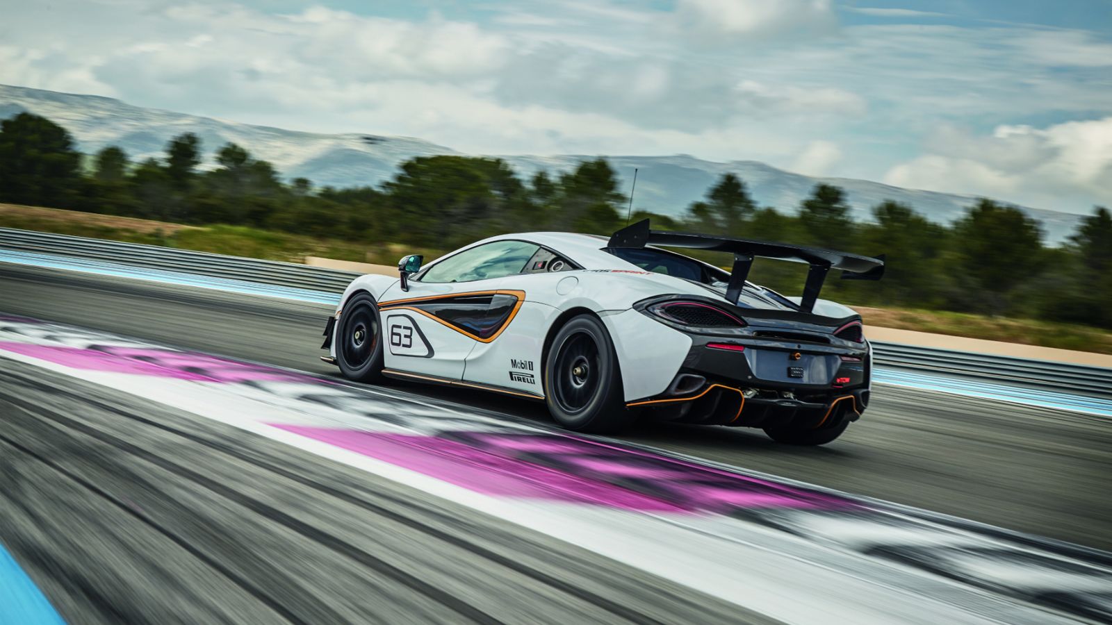 Στο πίσω μέρος ξεχωρίζει η μεγάλη ανθρακονημάτινη αεροτομή που «καθηλώνει» στο έδαφος την McLaren.