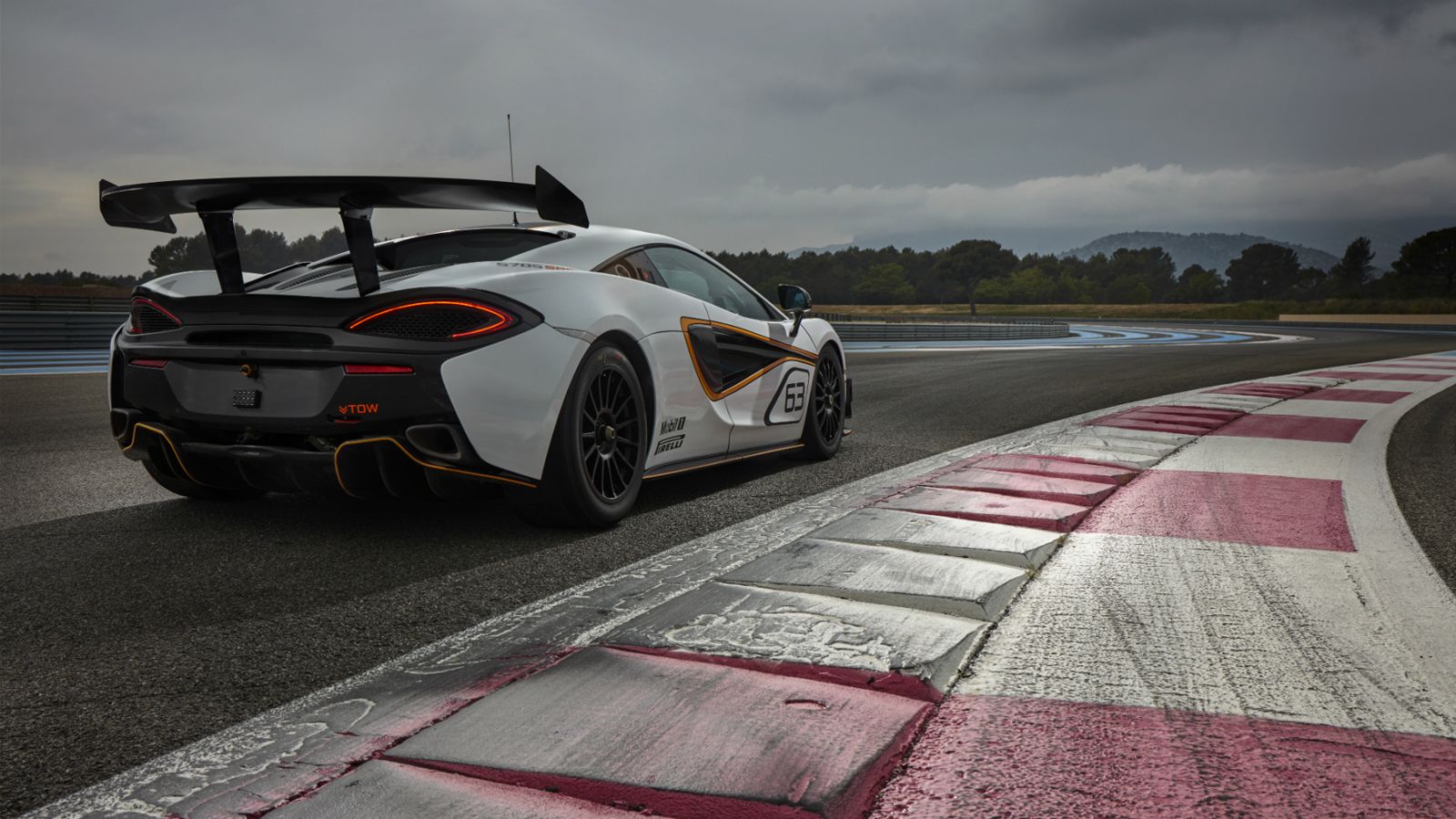Η McLaren 570S Sprint είναι σύμφωνα με τα λεγόμενα της εταιρείας το πιο αυστηρά για την πίστα προσανατολισμένο μοντέλο.
