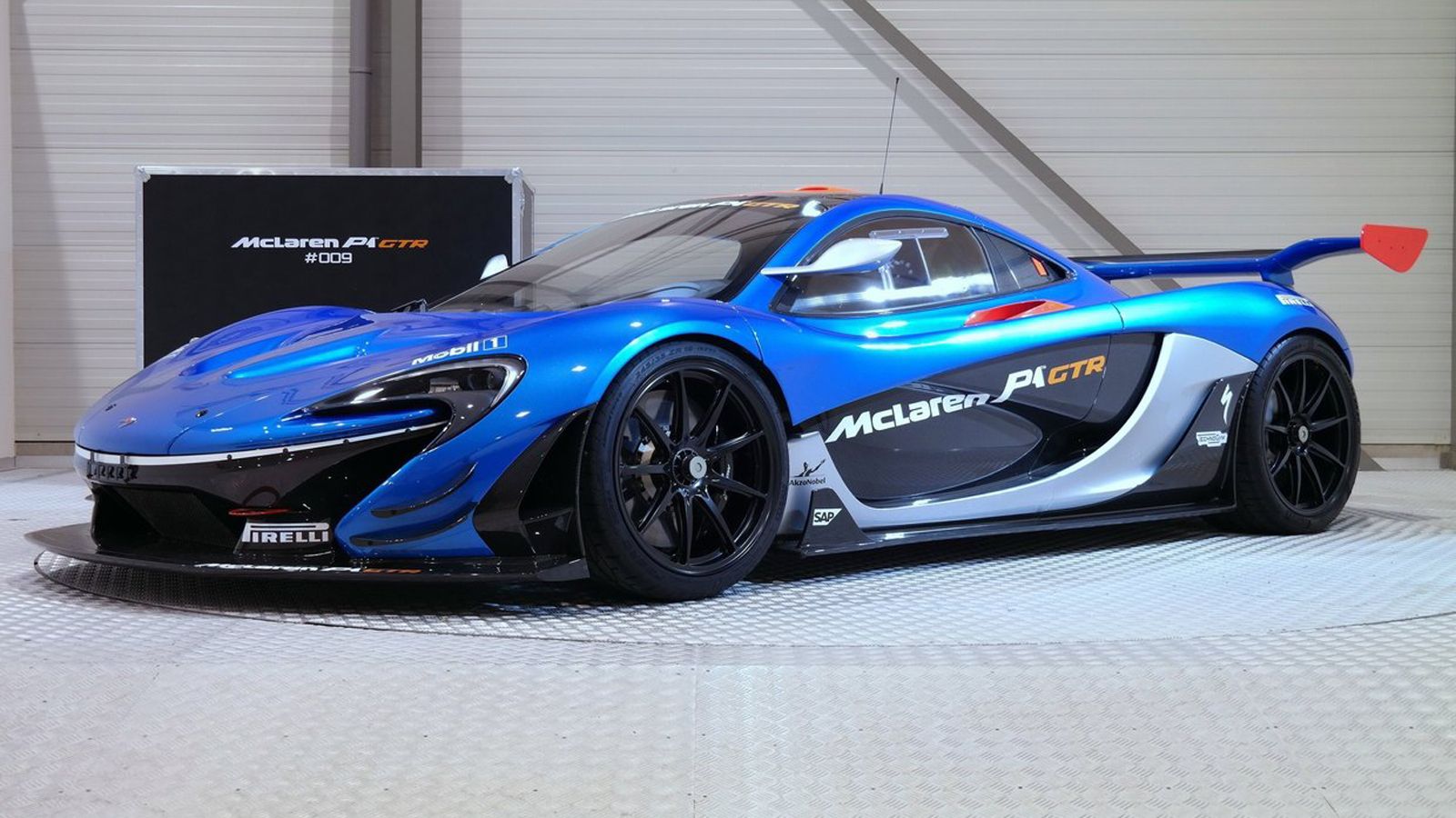 Η McLaren P1 GTR είναι η σκληροπυρηνική έκδοση πίστας της P1, η οποία κατασκευάστηκε σε μόλις 45 αντίτυπα. 
