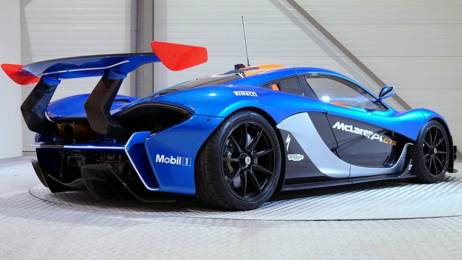 Το αυτοκίνητο που μας απασχολεί σήμερα, είναι η Νο9 που βγήκε από το εργοστάσιο και έχει μετατραπεί από την Lanzante Motorsport για να κινείται νόμιμα