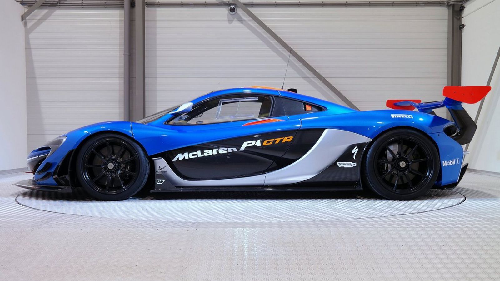 Η εν λόγω P1 GTR διαθέτει μπλε απόχρωση, φτιάχτηκε στις αρχές του έτους και από τότε έχει διανύσει μόλις 245 χλμ. 