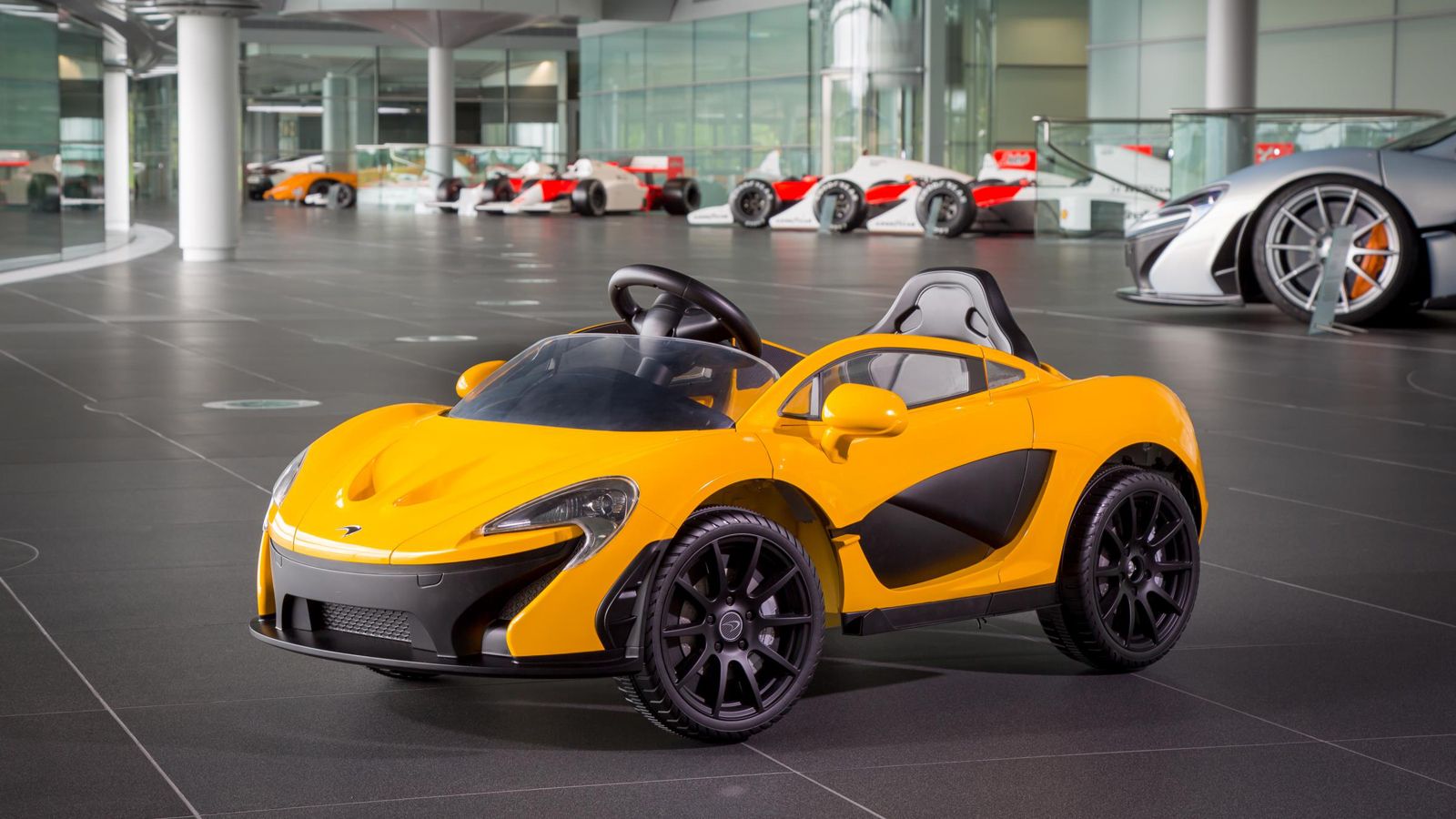 Όπως κάθε γνήσια McLaren, επιταχύνει γρήγορα, καθώς χρειάζεται μόλις δύο δευτερόλεπτα για να πιάσει την τελική του ταχύτητα. Τι και αν είναι μόνο 5 χλ