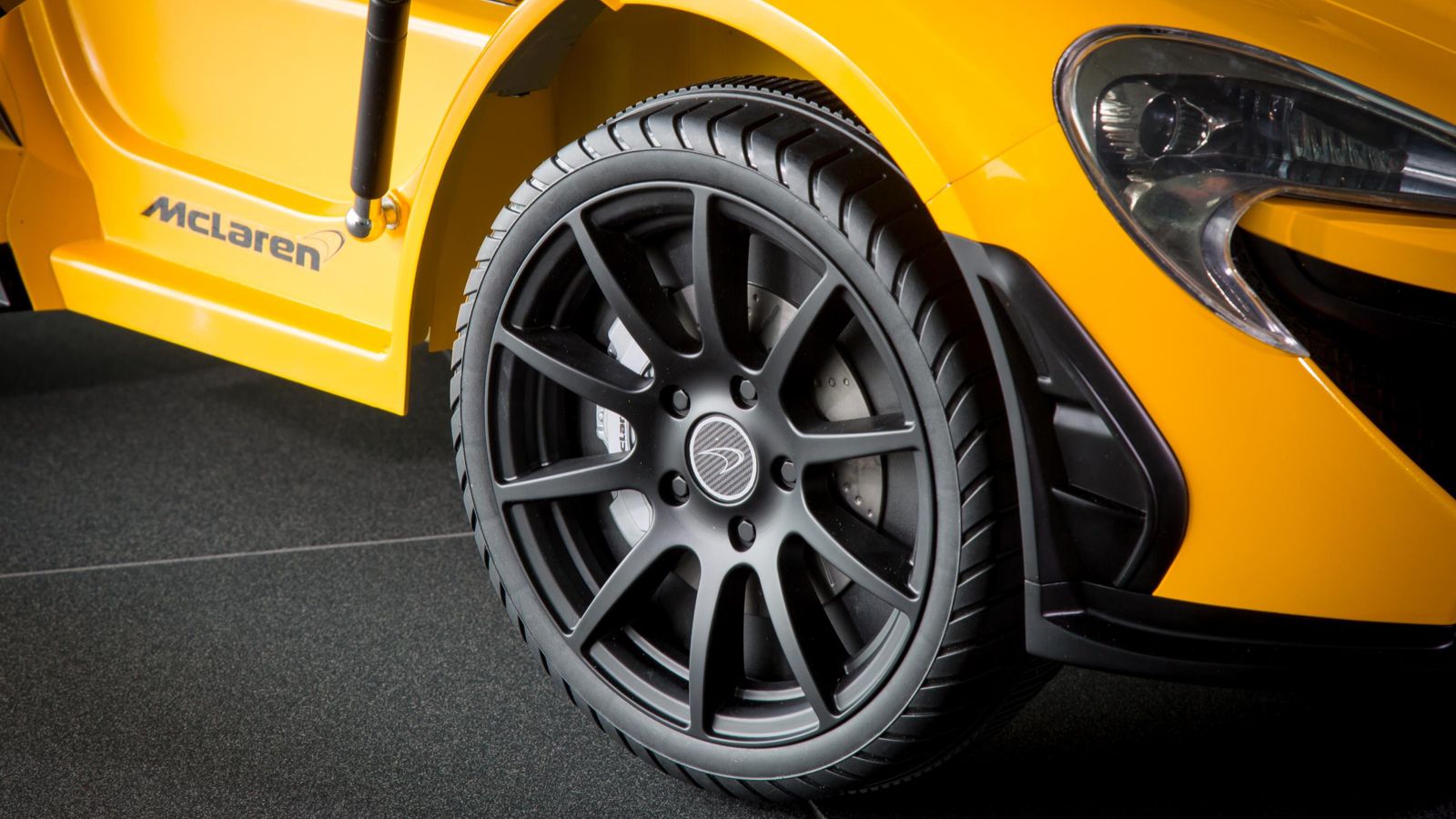 Με τιμή κατά πολύ χαμηλότερη από τη βασική 570S, η παιδική McLaren P1 θα βρεθεί από τα τέλη Οκτωβρίου στους εμπόρους της ΜcLaren, με την σκυτάλη να πα