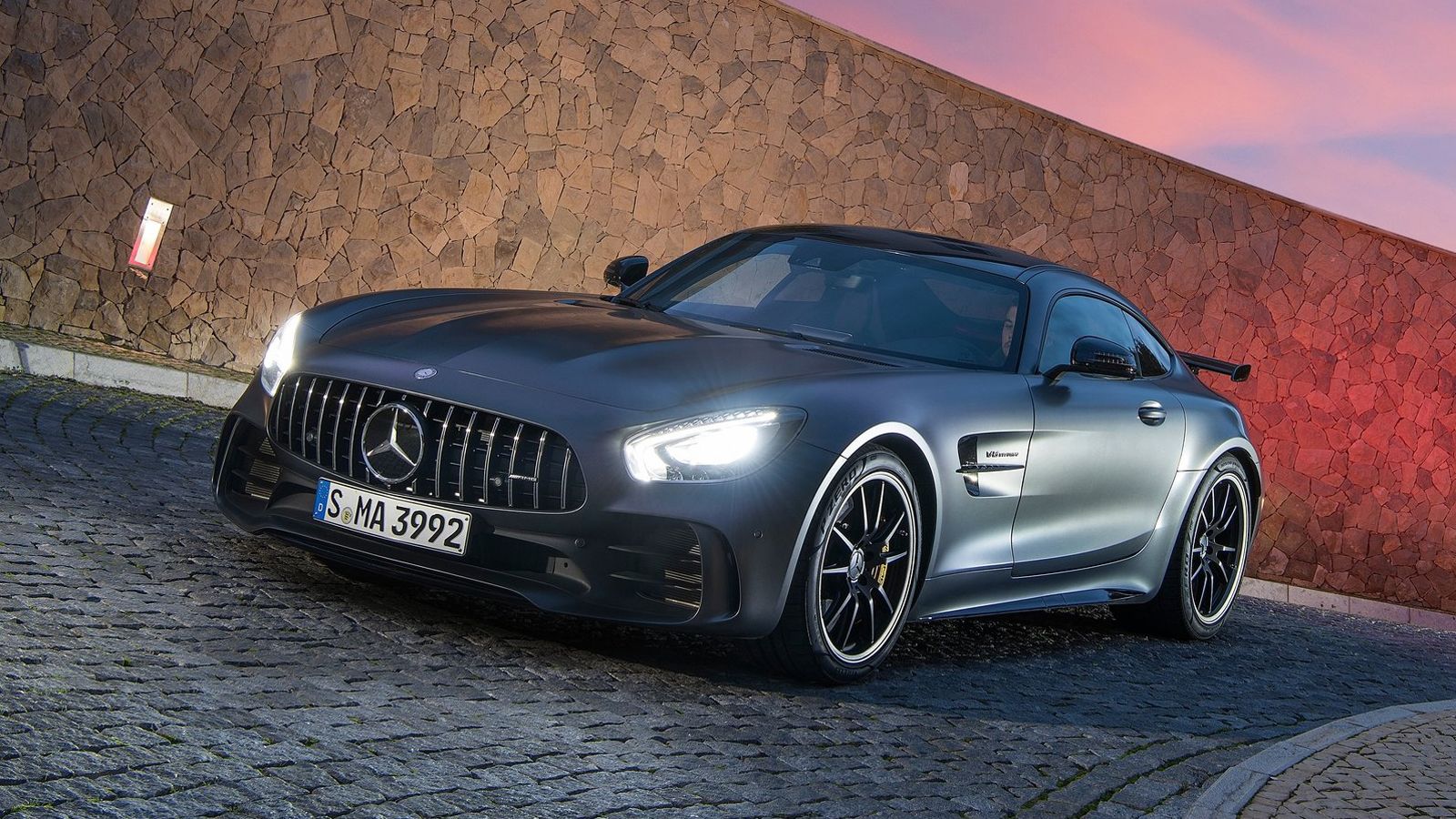 Φαίνεται πως η Mercedes-AMG GT R των 585 ίππων δεν θα είναι για πολύ ακόμα η κορυφαία έκδοση του γερμανικού sports car…