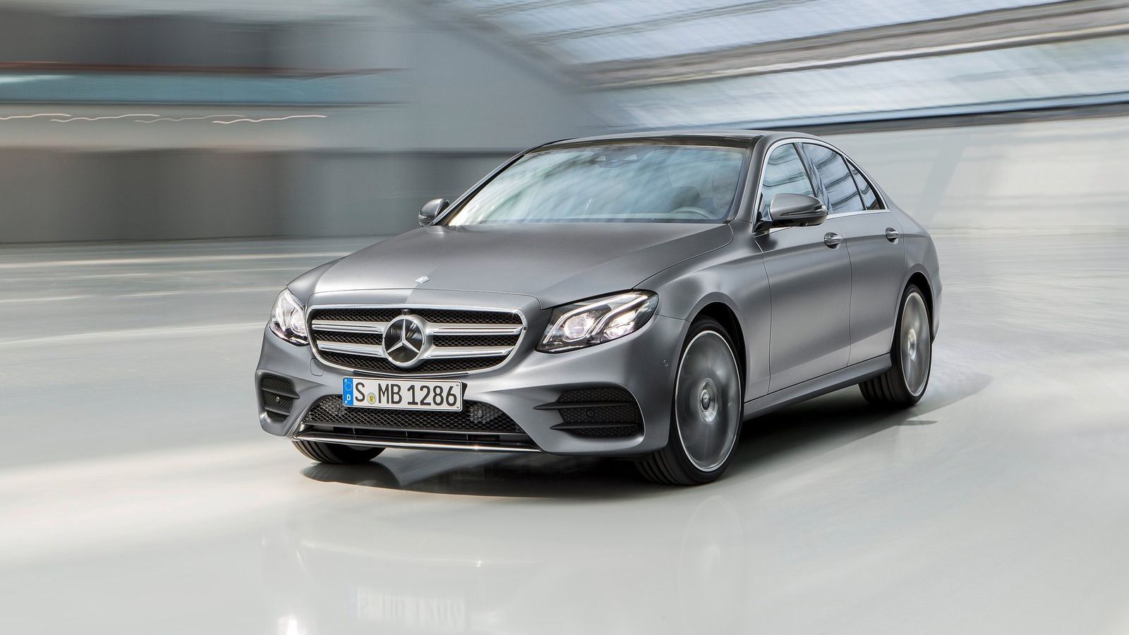 Η Mercedes αναφέρει πως η άνοδος πιστώνεται στη νέα E-Class (φωτό), αλλά και στα SUV της. Στην Ευρώπη, η φίρμα πούλησε 98.877 οχήματα, 72.670 σε Ασία 
