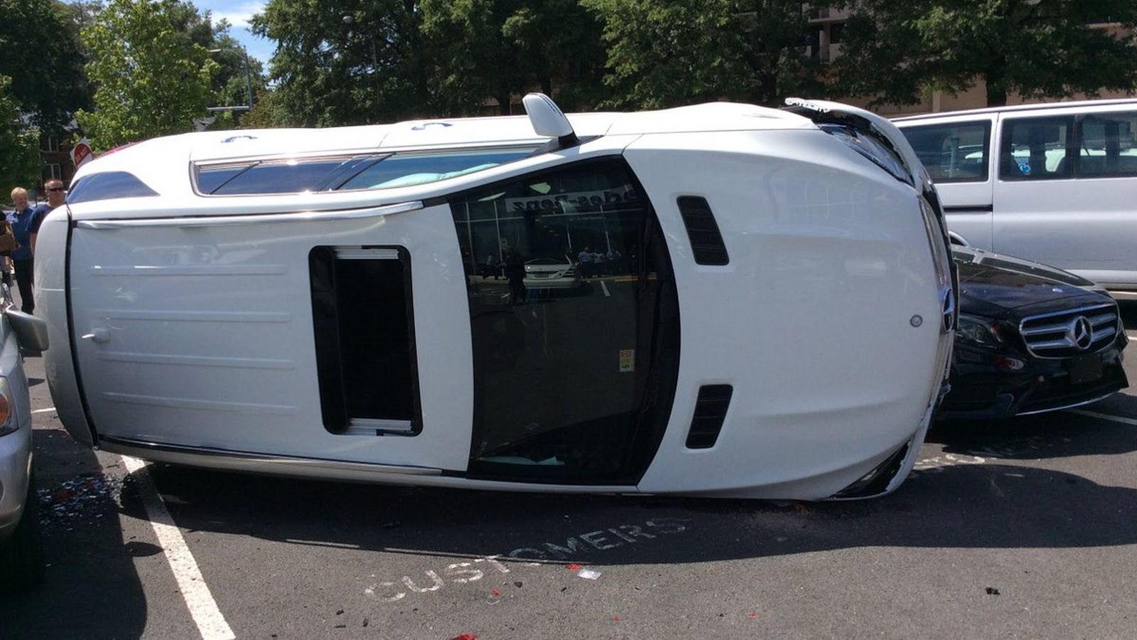 Το ογκώδες γερμανικό SUV πήρε... αμπάριζα άλλα τέσσερα οχήματα στο χώρο στάθμευσης.