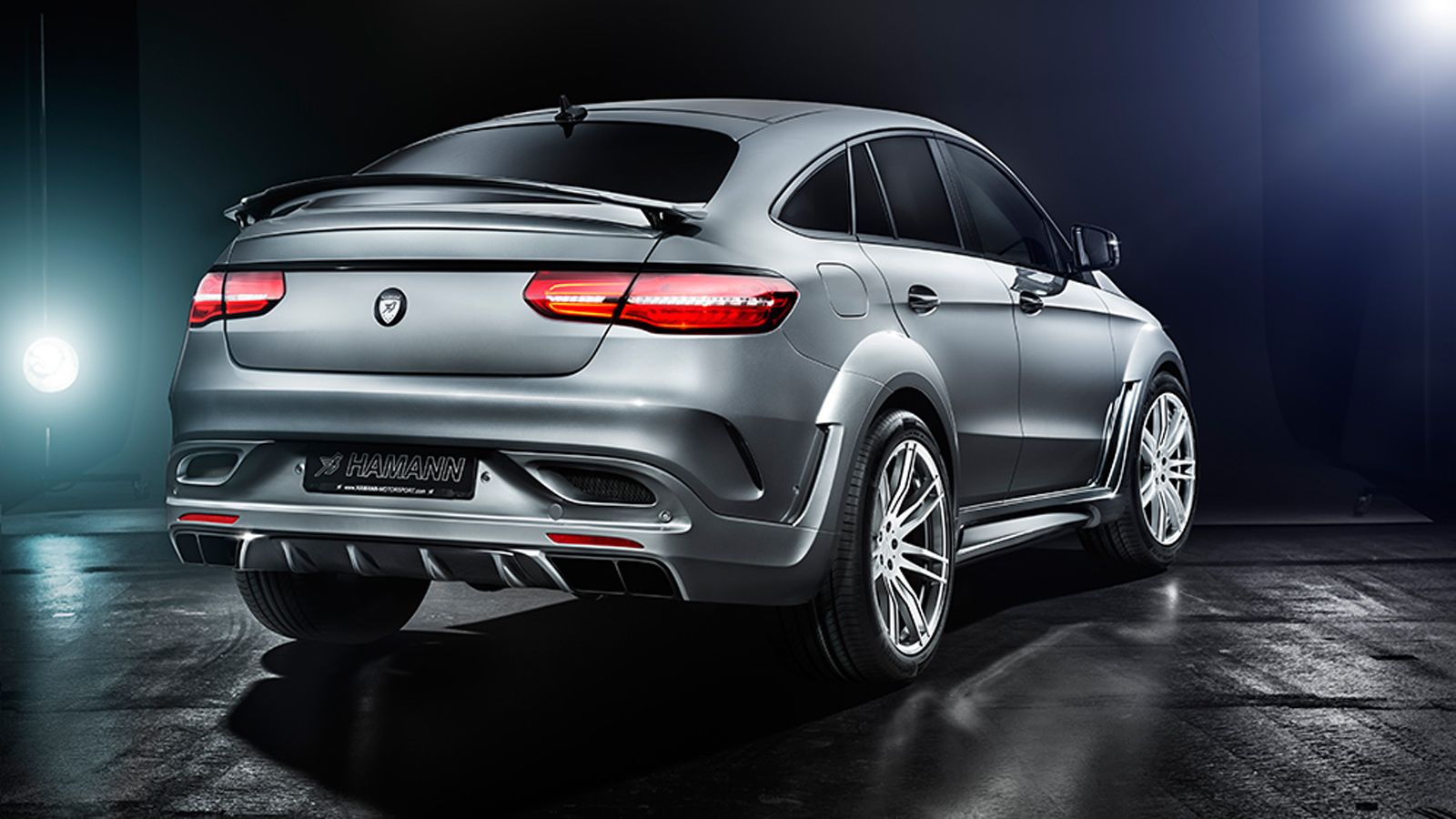 Οι Γερμανοί ειδικοί του tuning προσέθεσαν στο SUV carbon σπόιλερ, νέα γρίλια στη μάσκα, πλαϊνές ποδιές, ανθρακονημάτινο διαχύτη και πίσω αεροτομή. Οι 