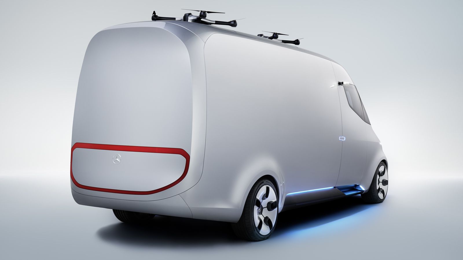 Σύμφωνα με την Mercedes, το Vision Van είναι το πρώτο van που συνδέει ψηφιακά όλους τους εμπλεκόμενους στη διαδικασία, από το κέντρο διανομής ως τον π