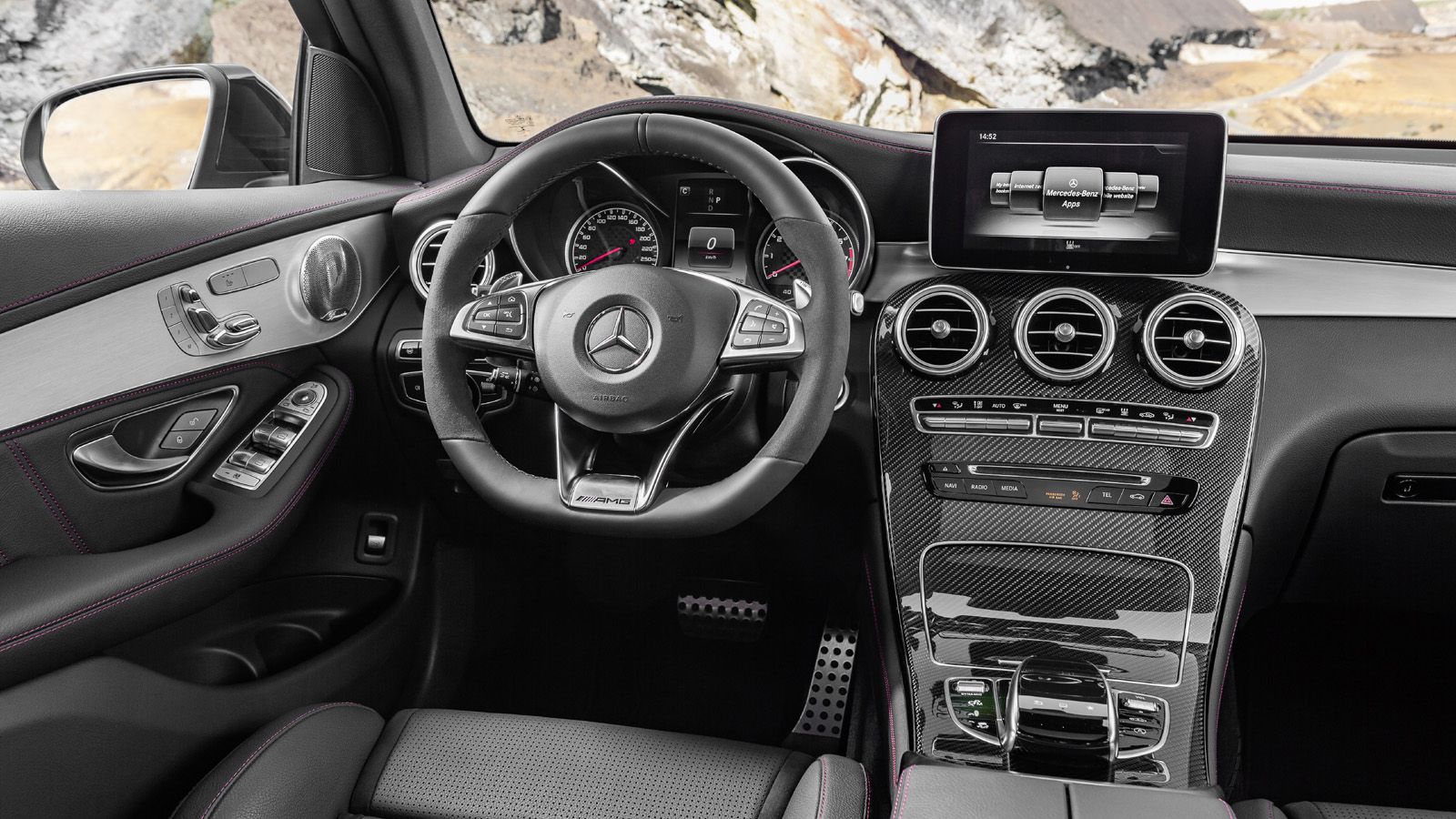 Τιμόνι της AMG και οθόνη 5,5 ιντσών με ενδείξεις ειδικών οργάνων, με την γρήγορη οδήγηση να μοιάζει... παιχνιδάκι.