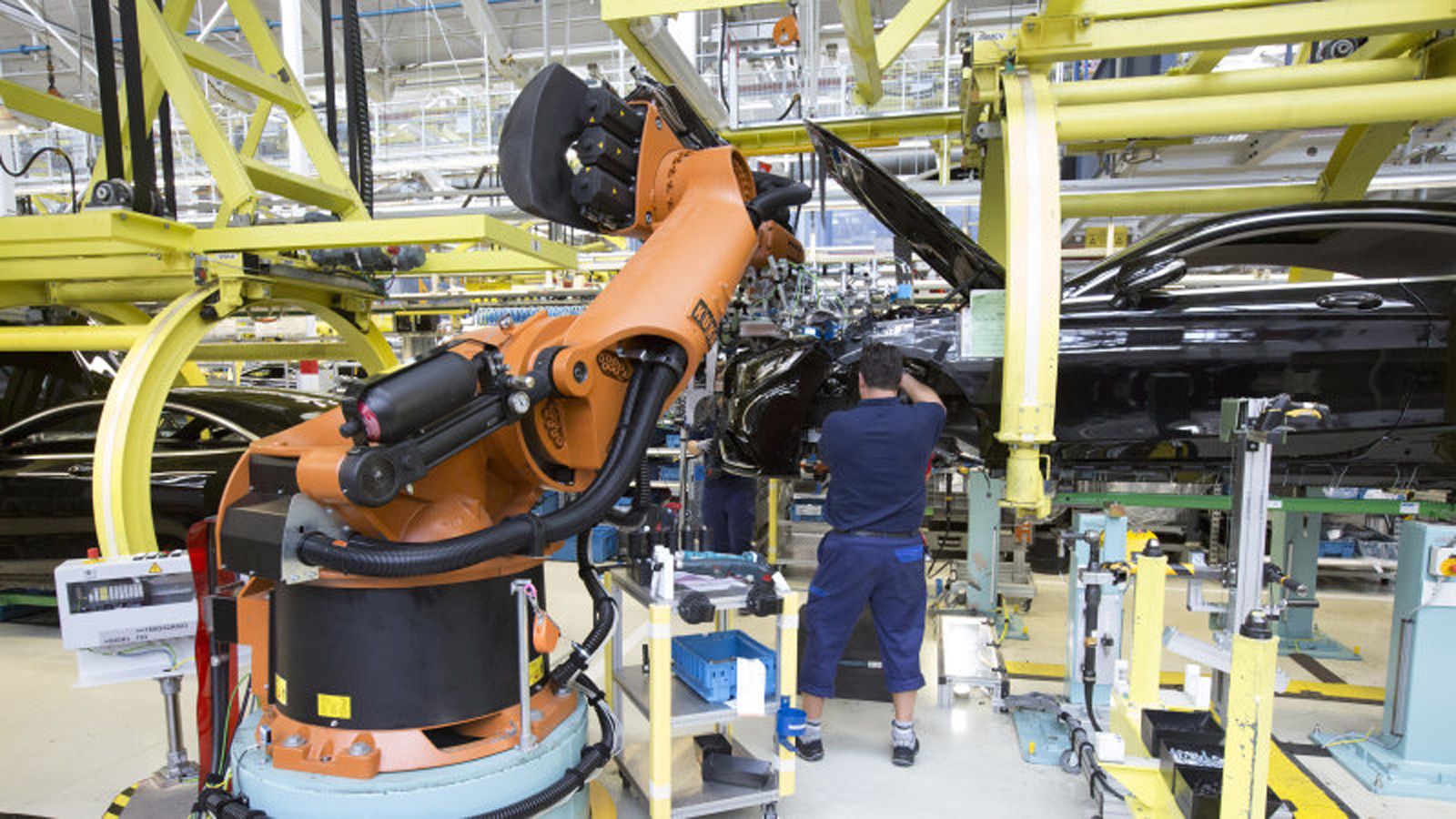 Η Mercedes-Benz αντικαθιστά τα ρομπότ της γραμμής παραγωγής της S-Class με ανθρώπους!