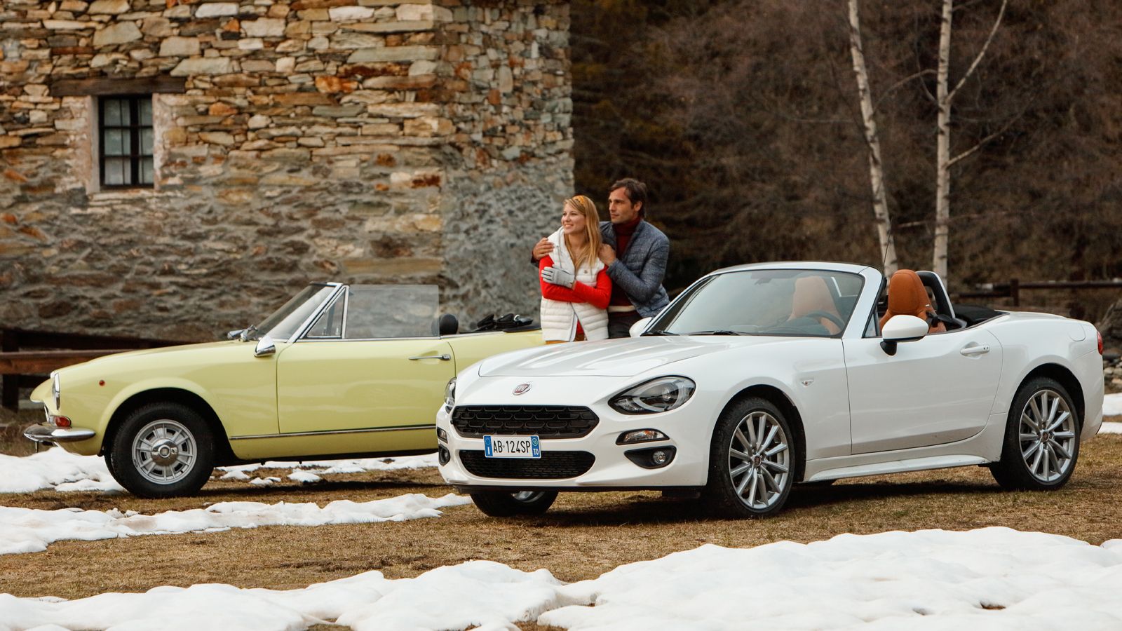 Το επίμαχο έντυπο του Fiat 124 Spider, σε ένα σημείο προτείνει στις κυρίες με κοντές φούστες να κάθονται πίσω για να μην αποσπάται ο οδηγός, ενώ κάνει