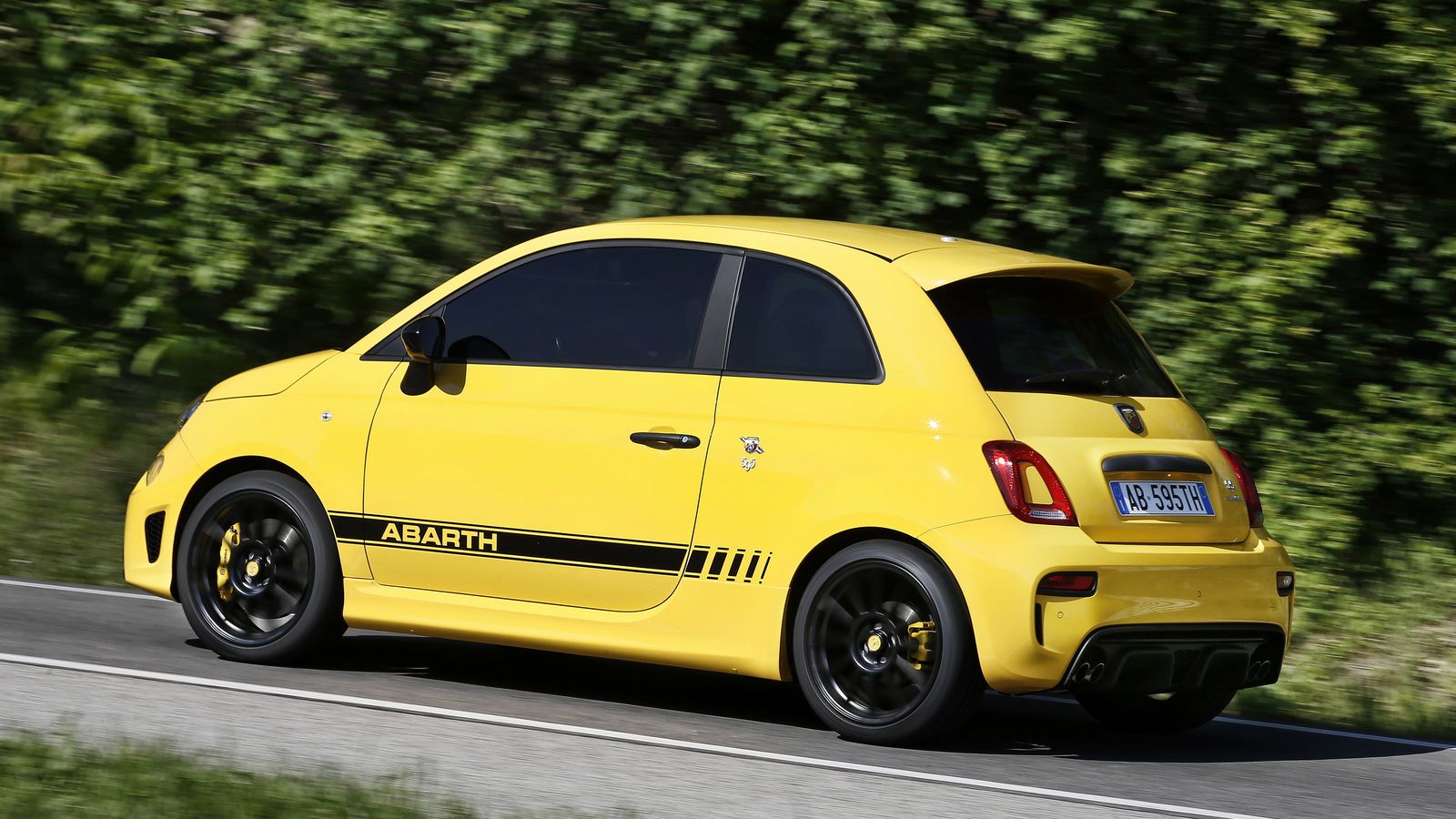 Νέα χρώματα αμαξώματος: κίτρινο Modena, κόκκινο Abarth, λευκό Iridato τριπλής επίστρωσης και δίχρωμοι συνδυασμοί μαύρο Scorpione /μπλε Podio, μαύρο Re