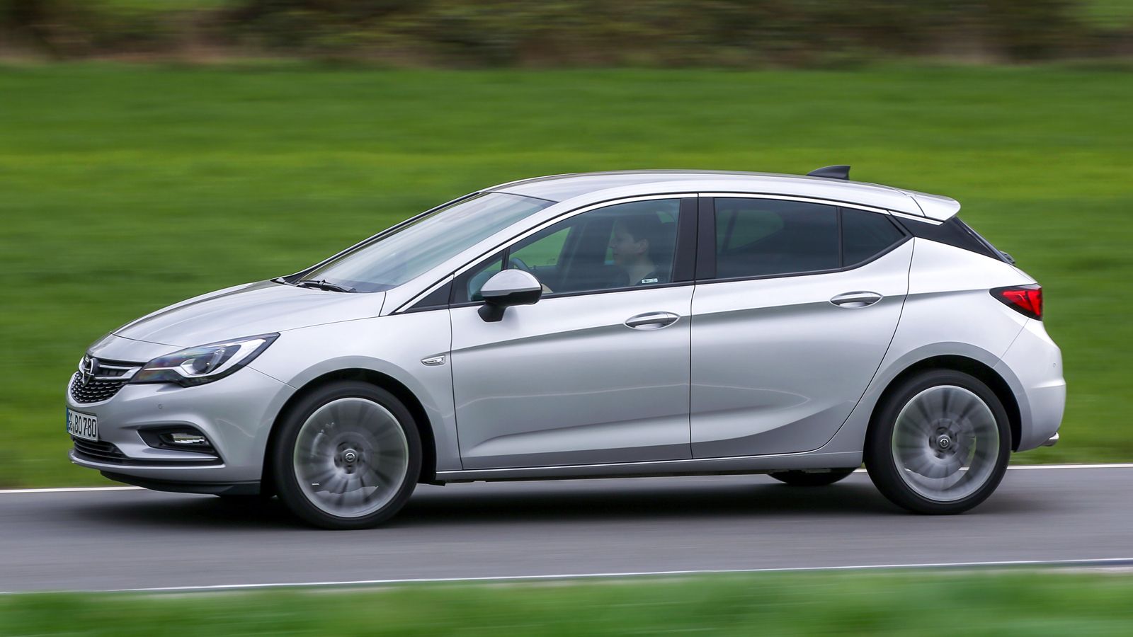Η μικτή κατανάλωση που ανακοινώνει η Opel βρίσκεται στα 4,0-4,1 λτ./100 χλμ., ενώ οι εκπομπές CO2 είναι στα 106-109 γρ./χλμ. 