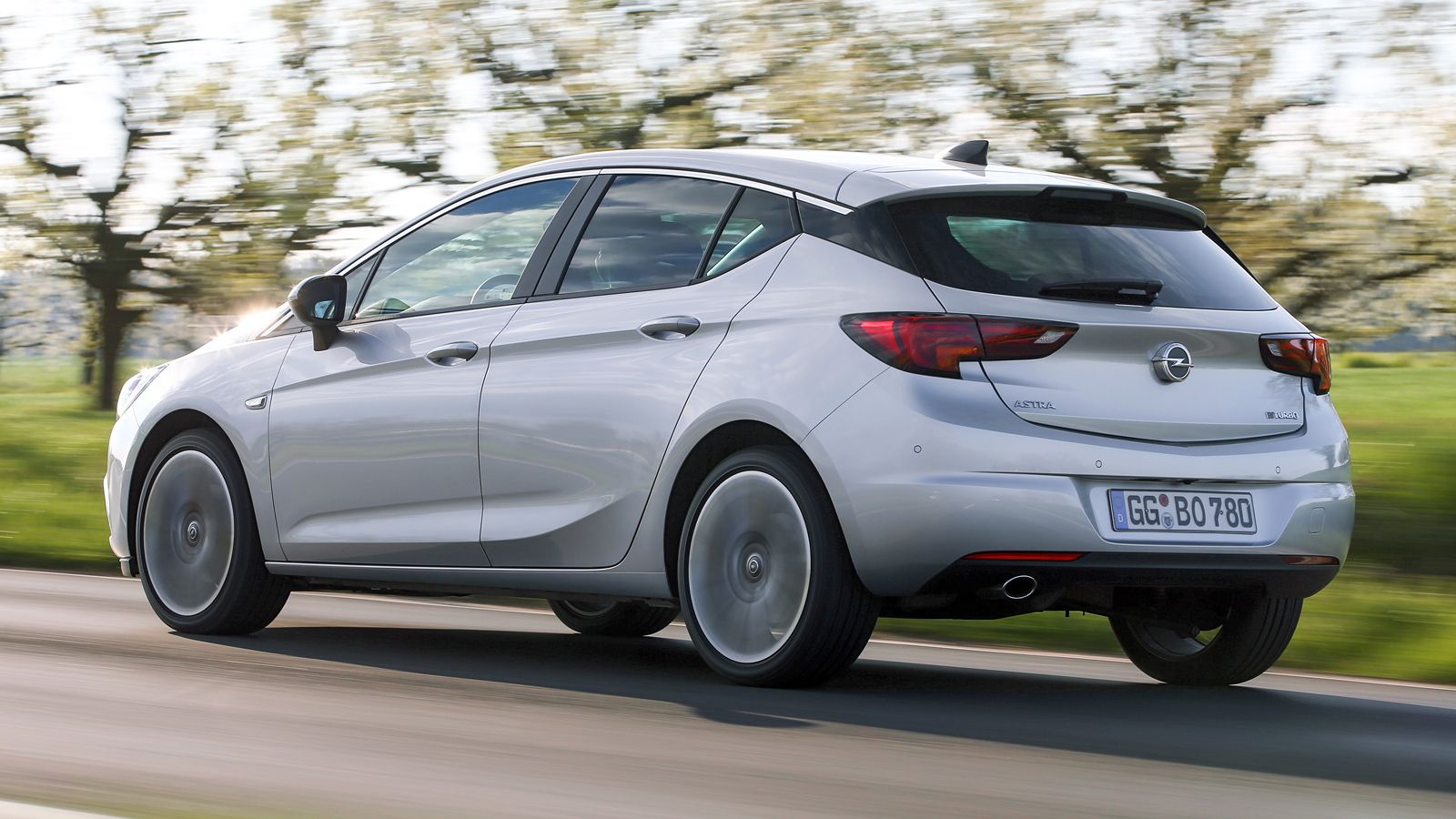 Το Astra 1.6 BiTurbo CDTI έχει ισχύ 160 ίππων στις 4.000 σ.α.λ., ενώ η μέγιστη ροπή των 350 Nm είναι διαθέσιμη ήδη από τις 1.500 σ.α.λ. 