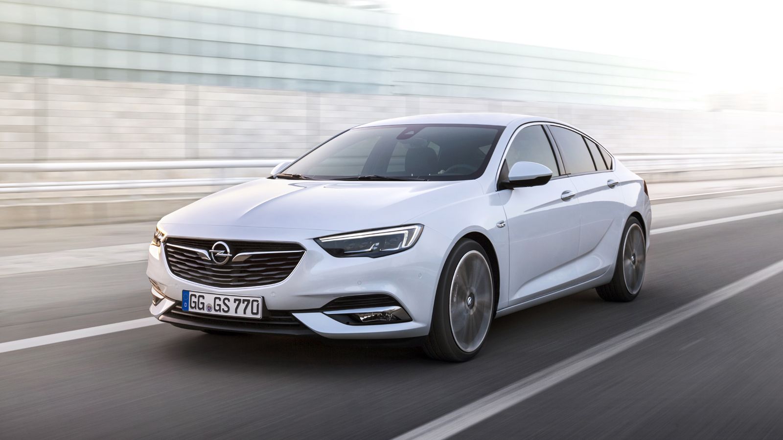 Η νέα δεύτερη γενιά του Opel Insignia, εκτός από τις εμφανείς αλλαγές στη σχεδίαση, προσθέτει και το Grand Sport στην ονομασία του. 