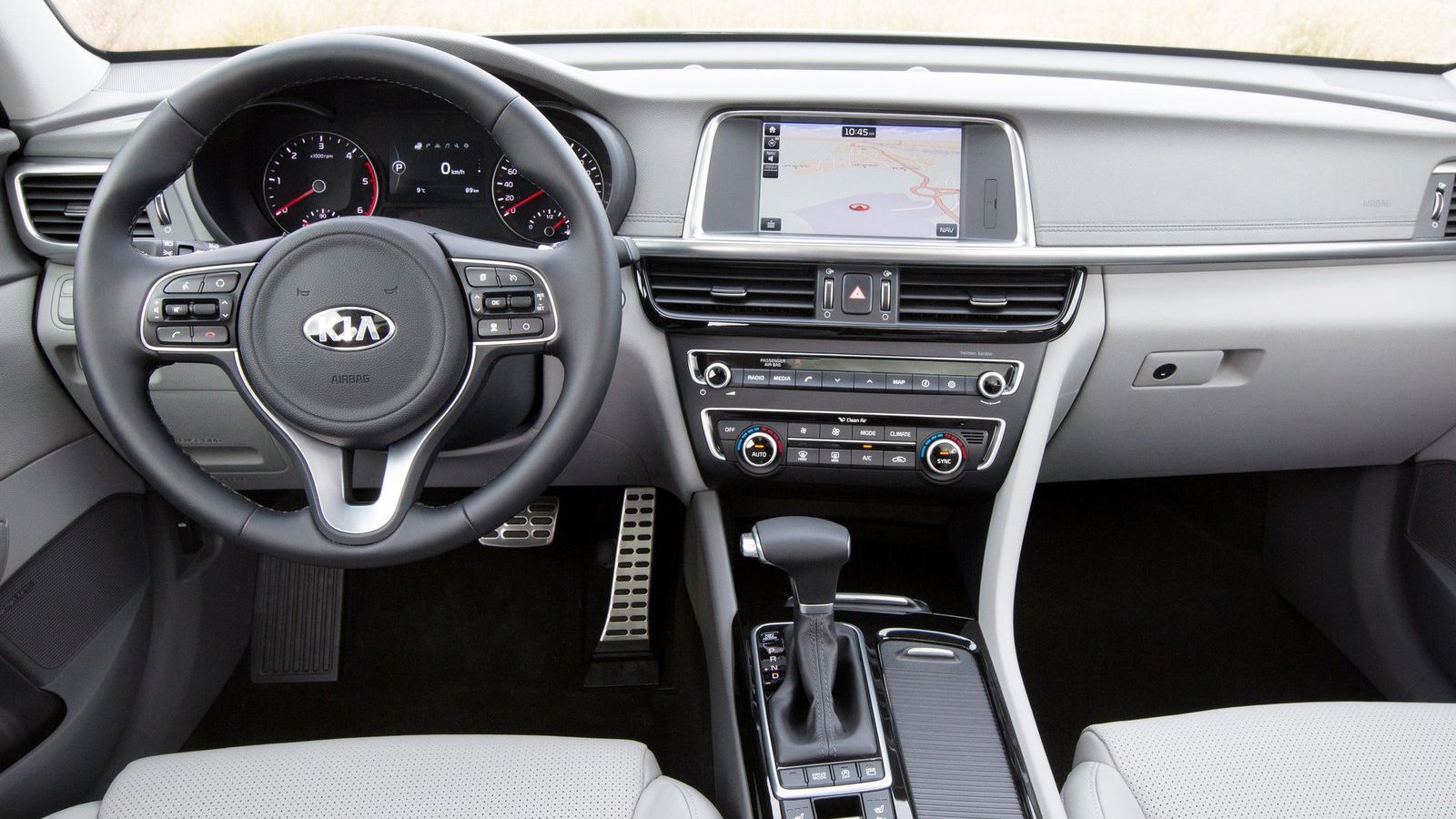 Στο εσωτερικό, προσφέρεται μονόχρωμος ή δίχρωμος διάκοσμος, ενώ το παρόν δίνει το τελευταίας γενιάς σύστημα infotainment με Android Auto και Apple Car