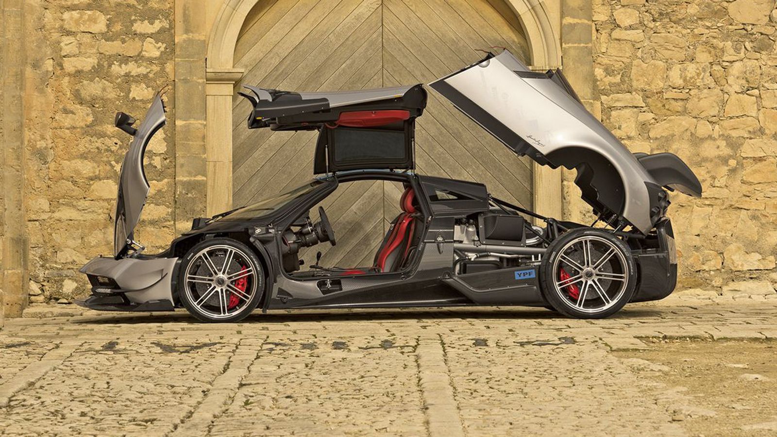 Ισχυρότερη κατά 90 ίππους, αλλά και ελαφρύτερη κατά 132 κιλά είναι η κορυφαία Pagani Huayra BC των 800 αλόγων, με την τιμή της κάθε μίας από τις 20 πο