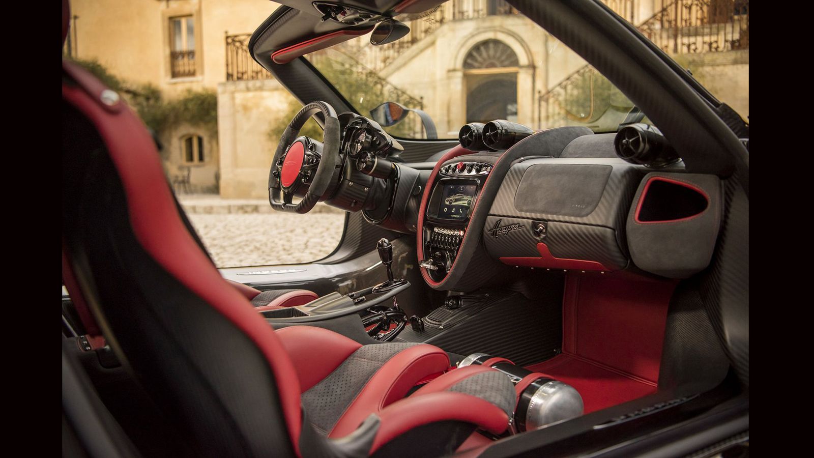 Το «κόλπο» για να κάνεις ένα ήδη κορυφαίο supercar, ακόμα πιο μοναδικό είναι γνωστό και παλιό. Μικρότερο βάρος, μεγαλύτερη απόδοση κινητήρα και βελτιω