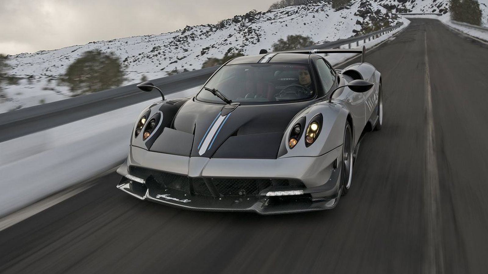 Αλλαγές υπάρχουν και στη μορφή της Huayra BC, με το νέο bodykit να έχει εξελιχθεί σε συνεργασία με την Dallara. Είναι πιο αεροδυναμικό και αλλάζουν τα