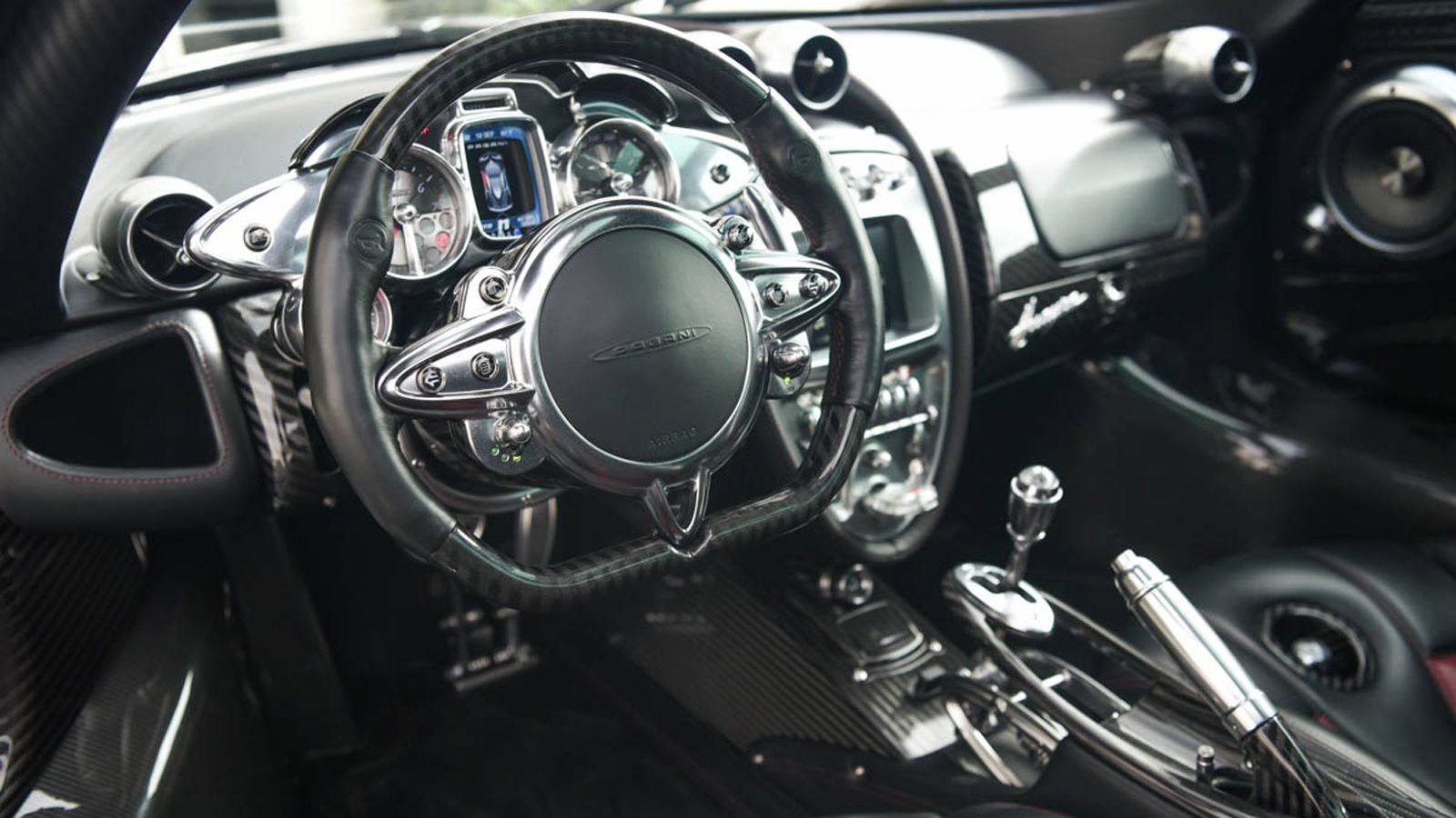 Στο εσωτερικό της Huayra δεσπόζουν οι ανθρακονημάτινες λεπτομέρειες, συμπληρώνοντας την εξωτερική σχεδίαση.