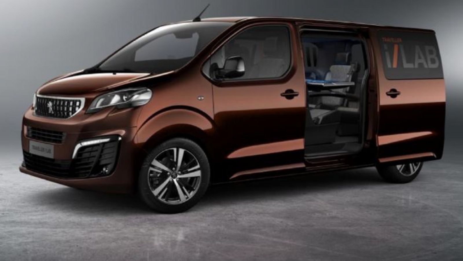 Το πρωτότυπο Peugeot Traveller i-Lab εφοδιάζεται μεταξύ άλλων με ηλεκτρικά ελεγχόμενες πλευρικές θύρες και διακρίνεται για την ευρυχωρία του.