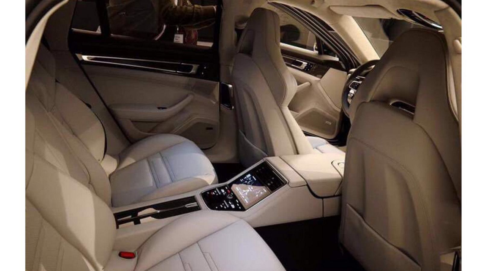 Το εσωτερικό της Panamera δικαιώνει θα λέγαμε το όνομα της Porsche με την πολυτέλεια να βρίσκεται σε πρώτο πλάνο.